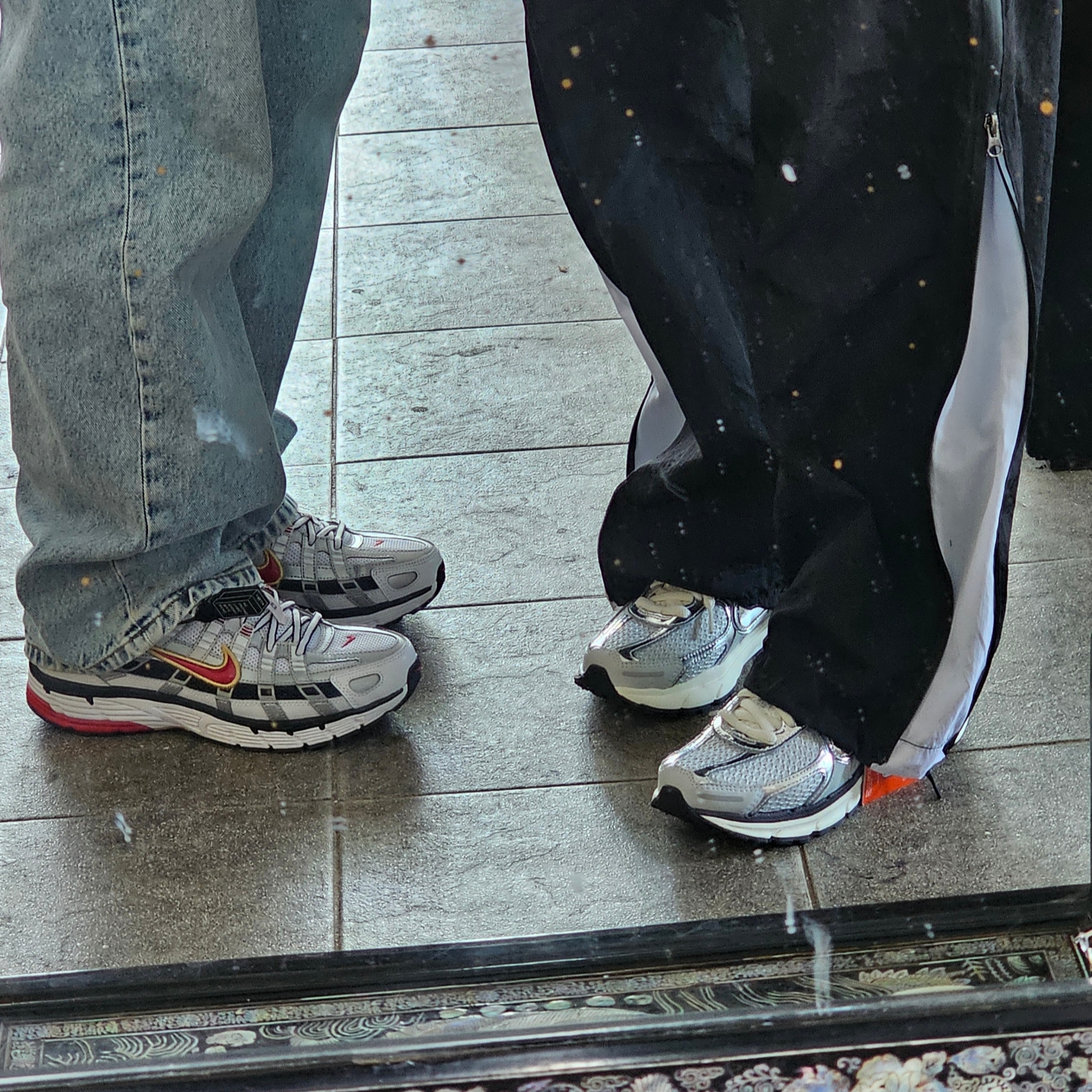 (W) Nike P-6000 Metallic Silver Red, (W) Nike Zoom Vomero 5 Photon Dust and Metallic Silver 착용 스타일 - 2