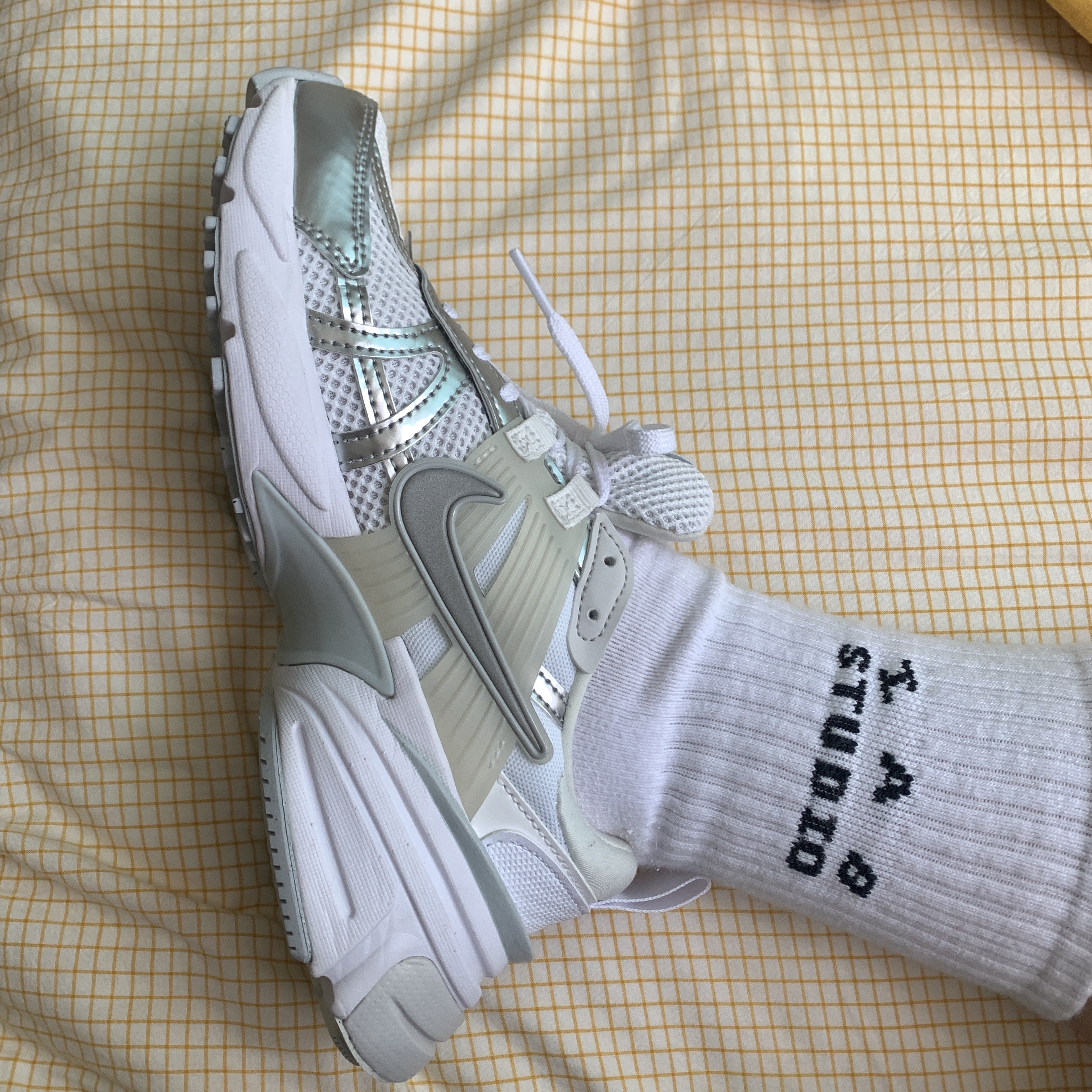 Nike V2K Run Metallic Silver White, IAB Studio Socks White (5 Pack) 착용 스타일