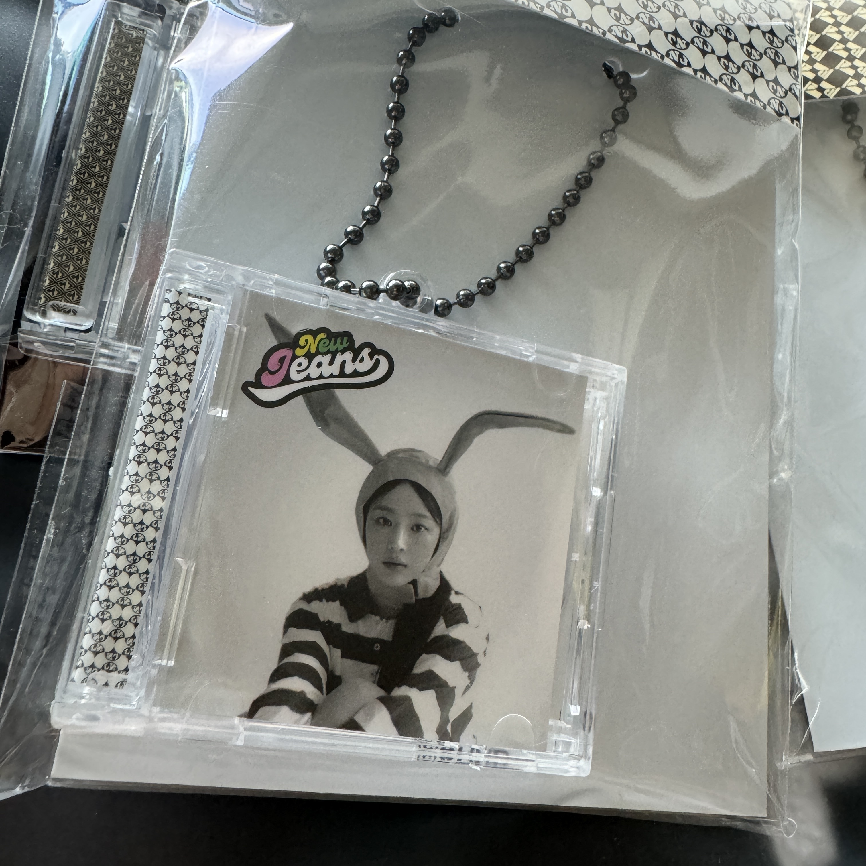 NewJeans How Sweet Mini CD Case Keyring Minji 착용 스타일