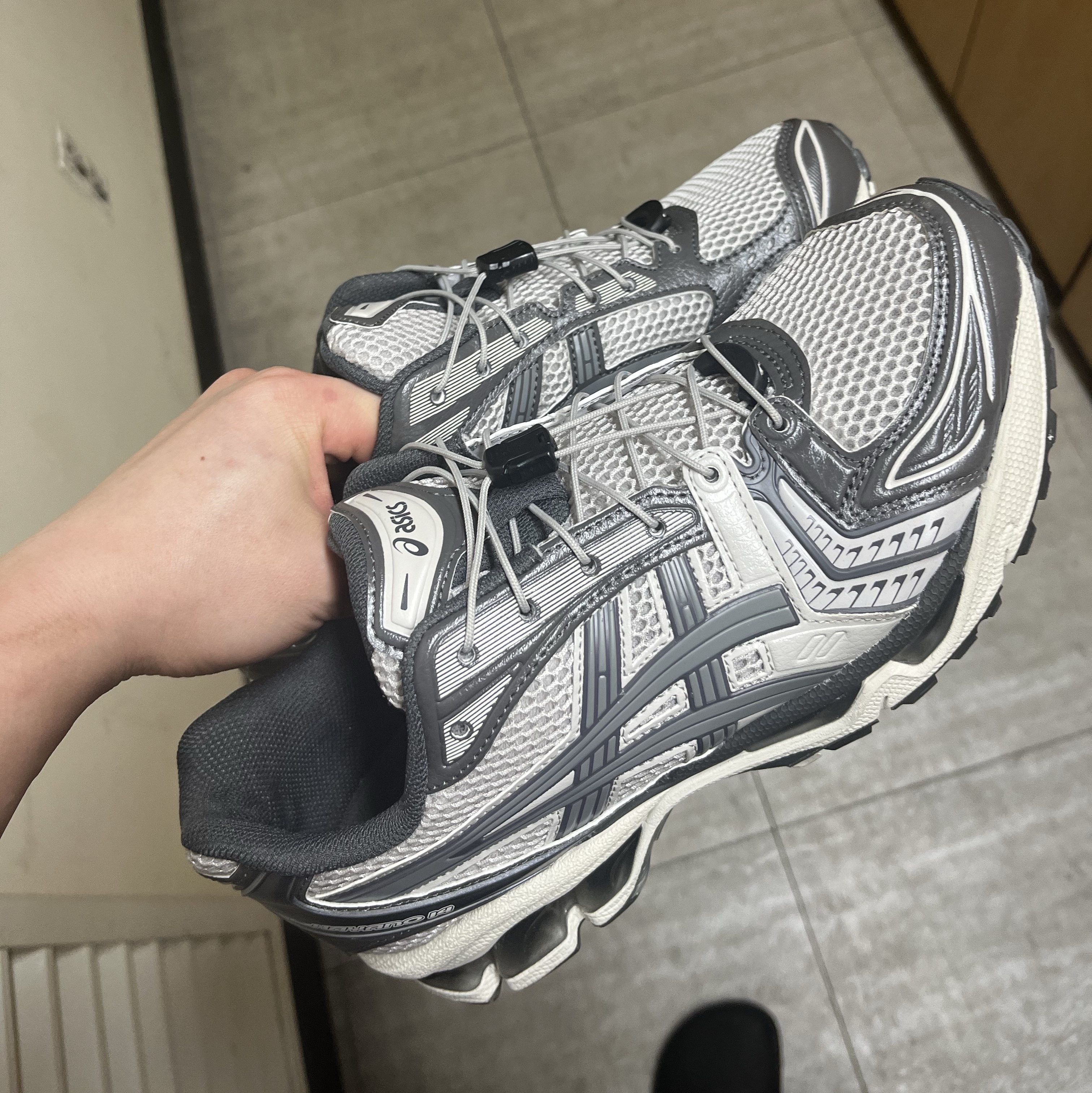 Asics Unlimited Gel-Kayano 14 Oyster Grey Clay Grey 착용 스타일 - 3