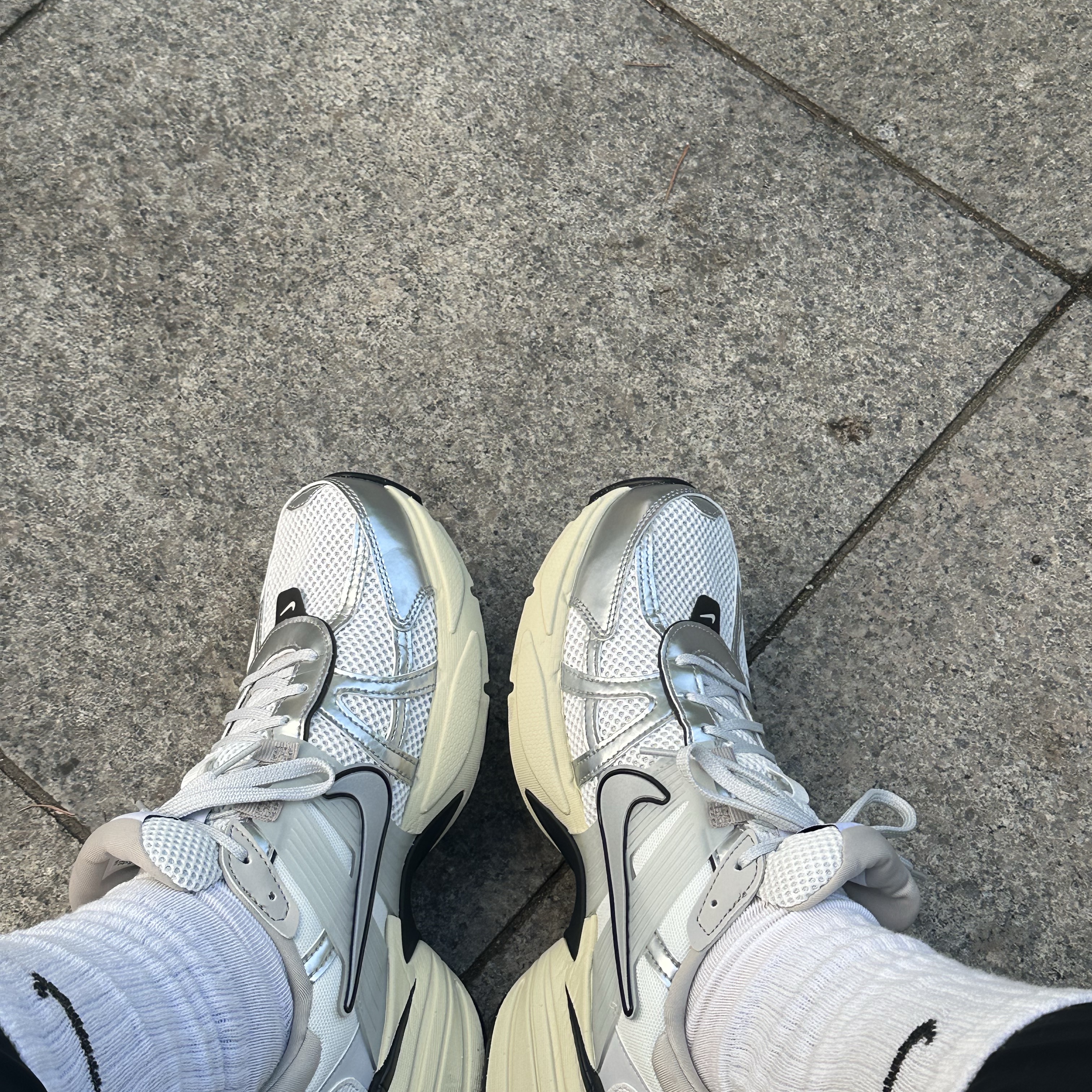 Nike V2K Run Summit White Metallic Silver, Nike Everyday Lightweight Training Crew Socks White (3 Pack/Korean Ver.) 착용 스타일