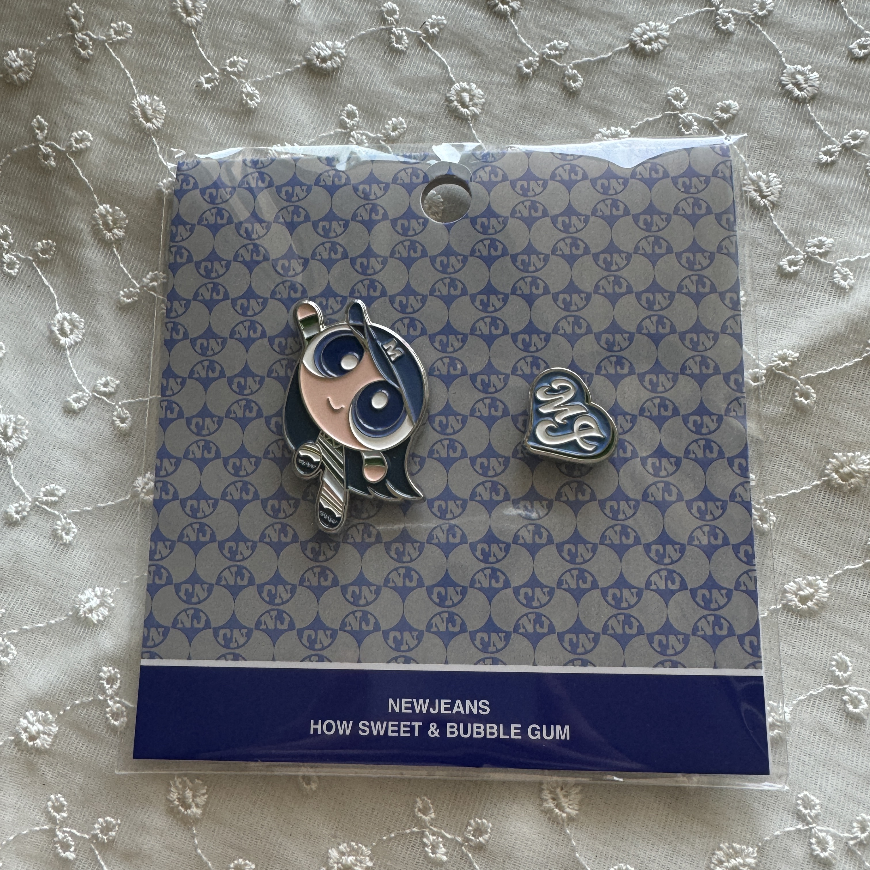 NewJeans x The Powerpuff Girls Metal Sticon Minji 착용 스타일