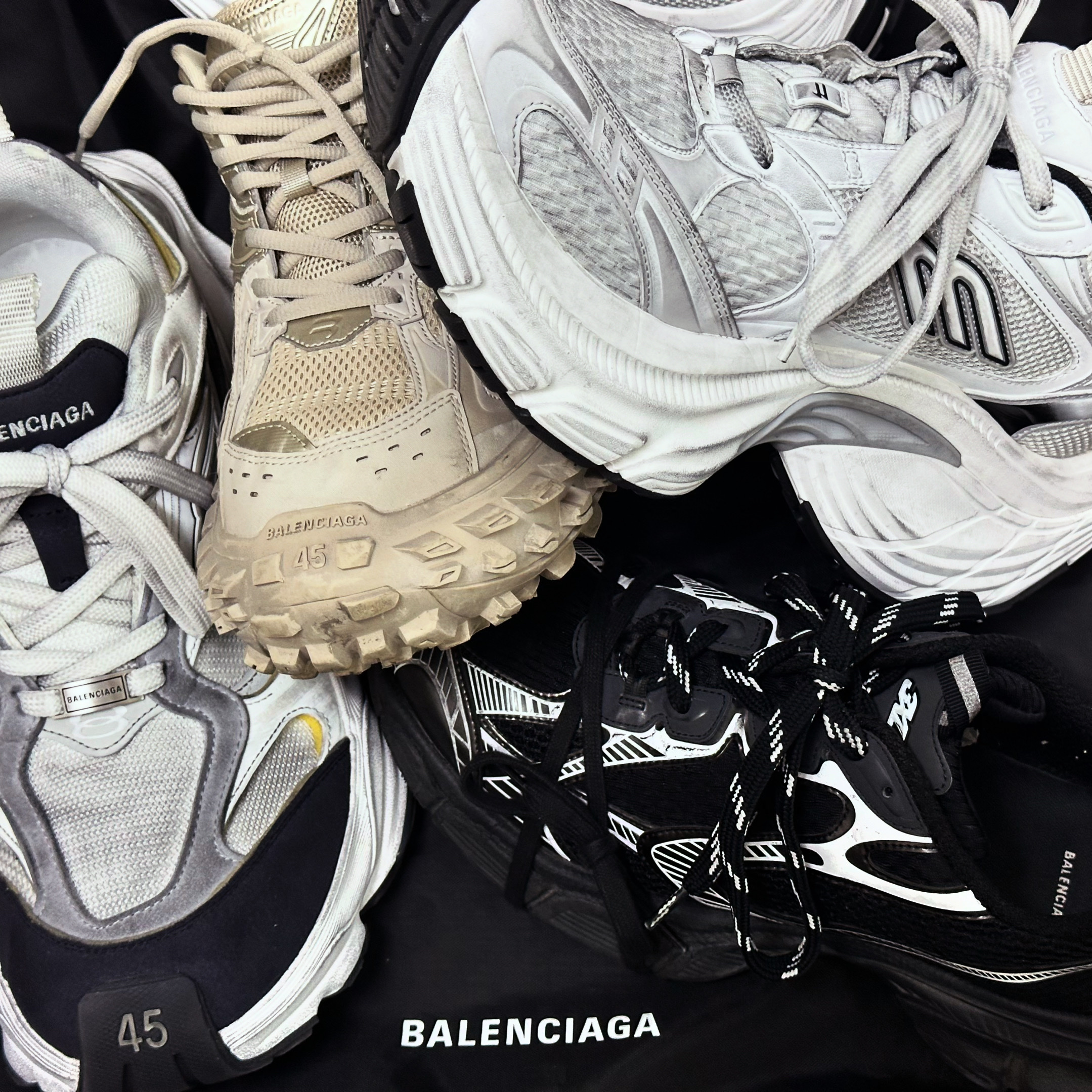 Balenciaga 3XL Sneakers Black White, Balenciaga Cargo Sneakers White Grey 착용 스타일