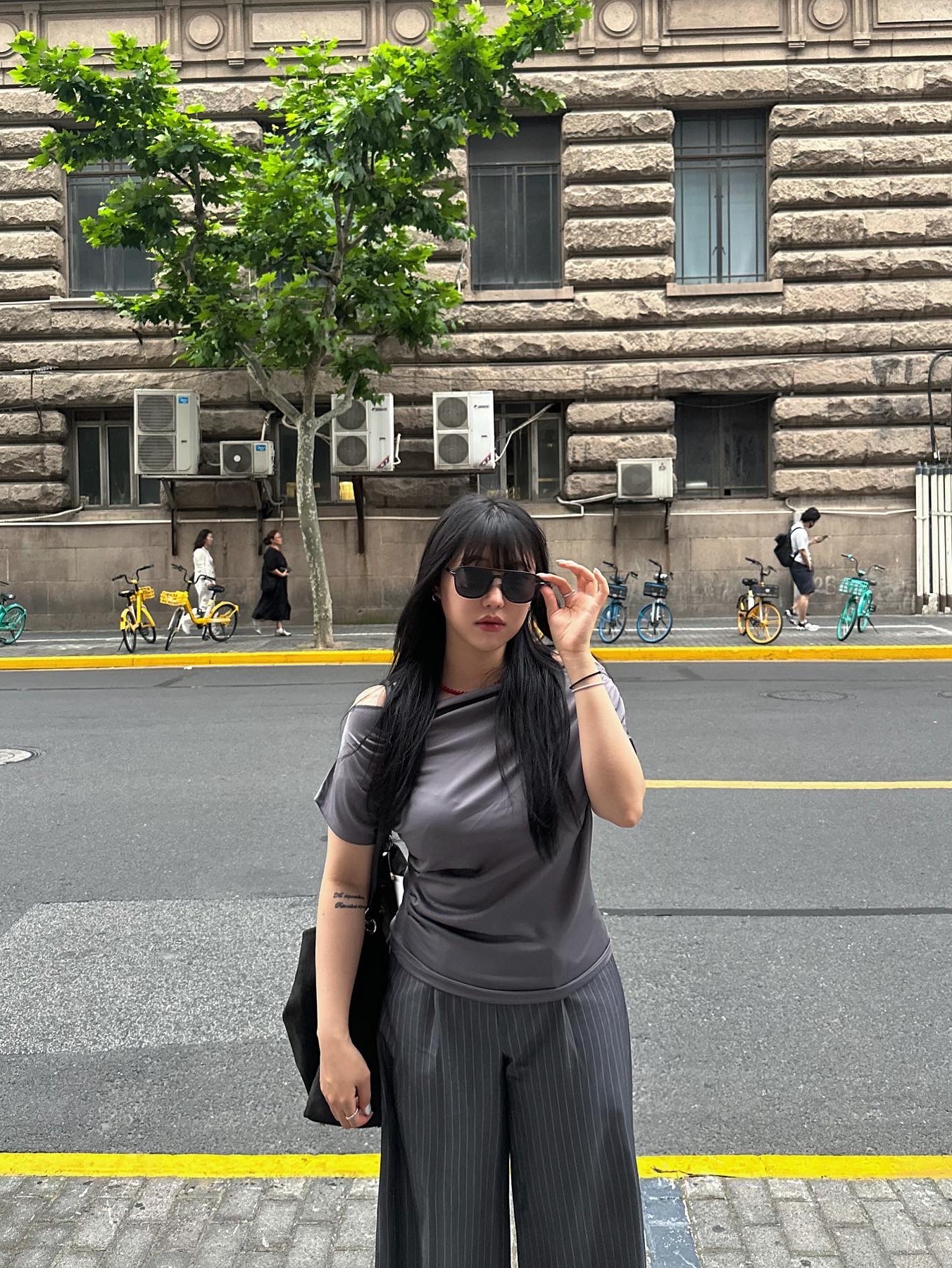 Deinet Suede Big Bag in Charcoal 착용 스타일 - 5