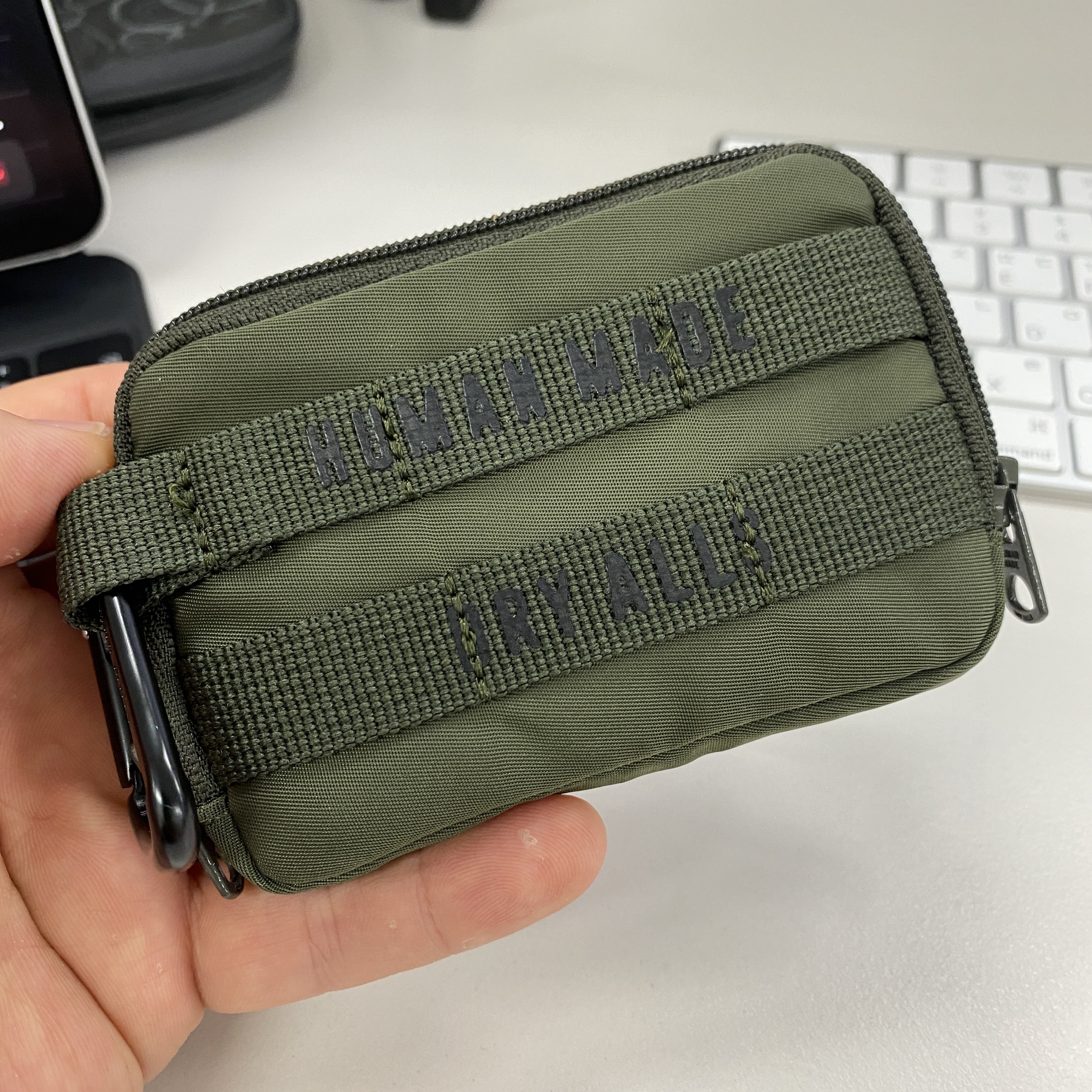 Human Made Military Card Case Olive Drab 착용 스타일 - 3