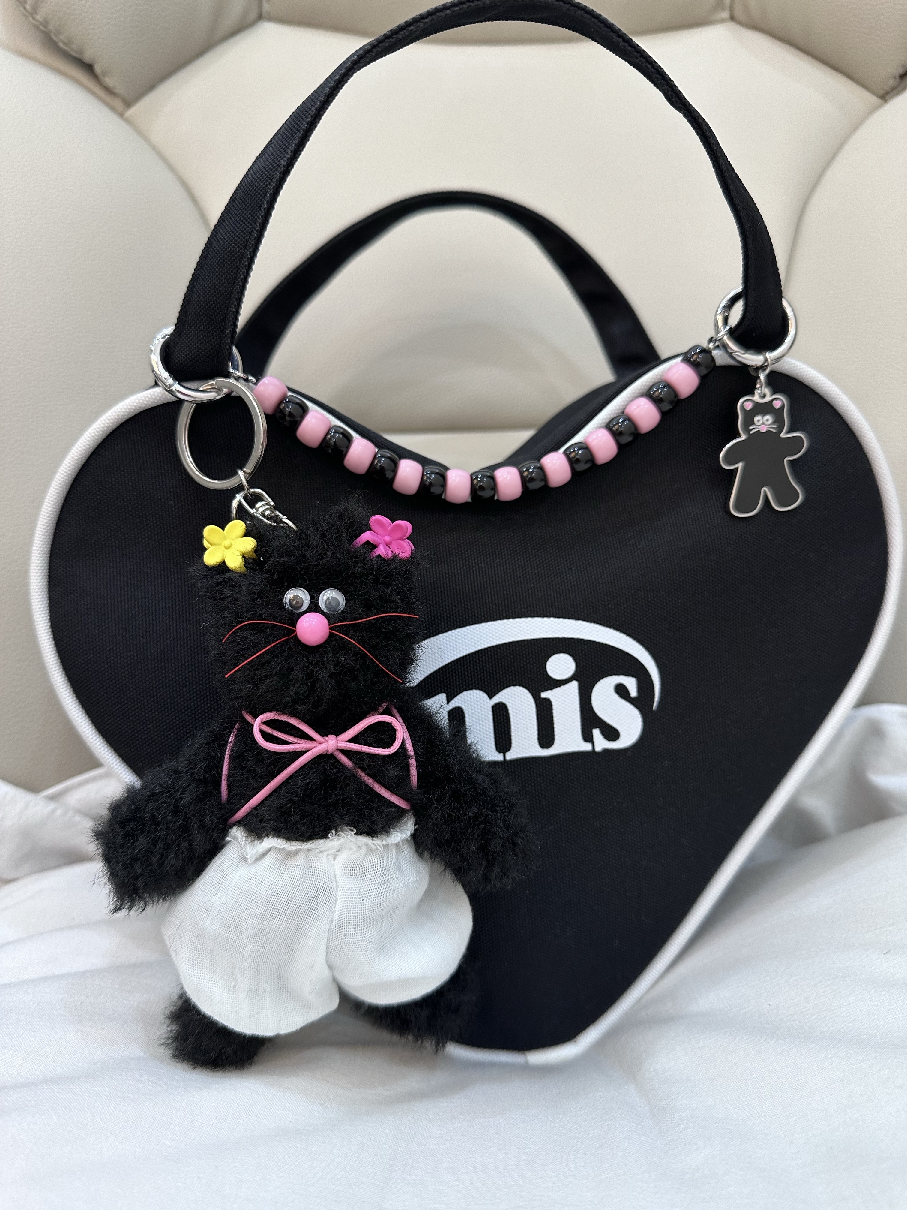 Monamhee Beulpingi Keyring with White Pants Black, Emis Heart Tote Bag Black 착용 스타일