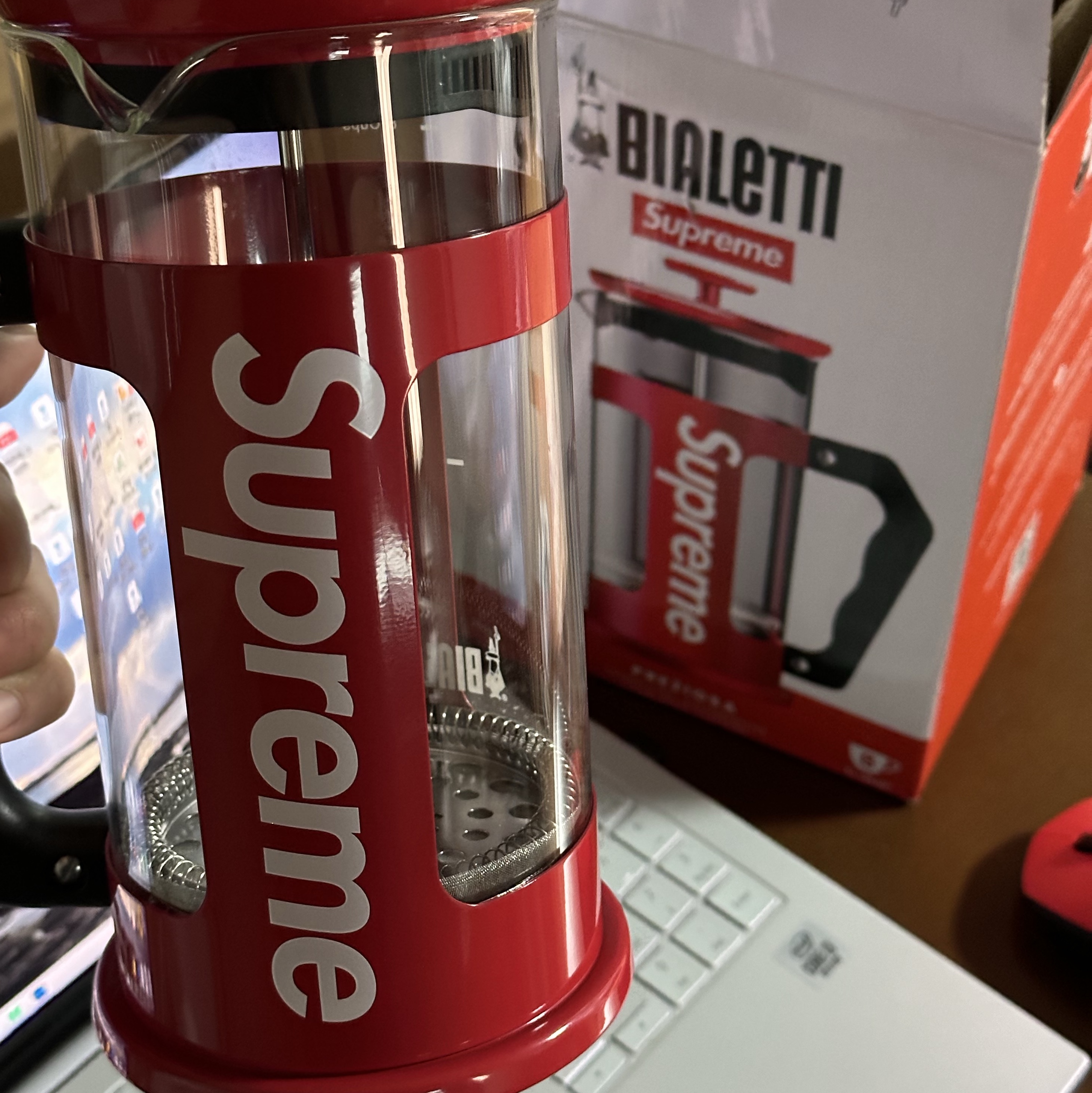 Supreme x Bialetti 8-Cup French Press Red - 24SS 착용 스타일