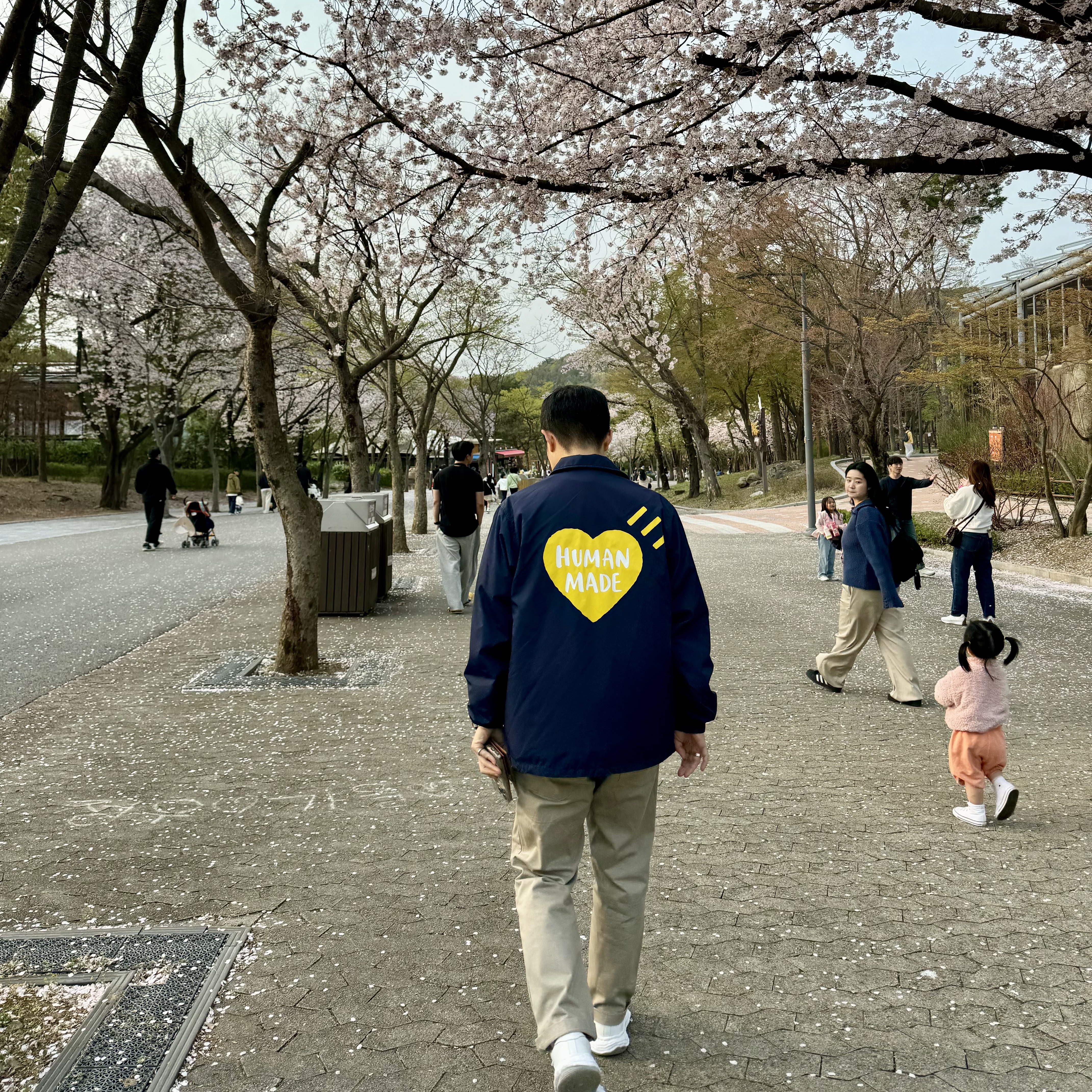 Human Made Graphic L/S T-Shirt White, Human Made Coach Jacket Navy 착용 스타일