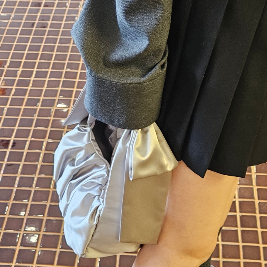 Nike V2K Run Pure Platinum Wolf Grey, & Other Stories Satin Bow Bag Silver 착용 스타일 - 2