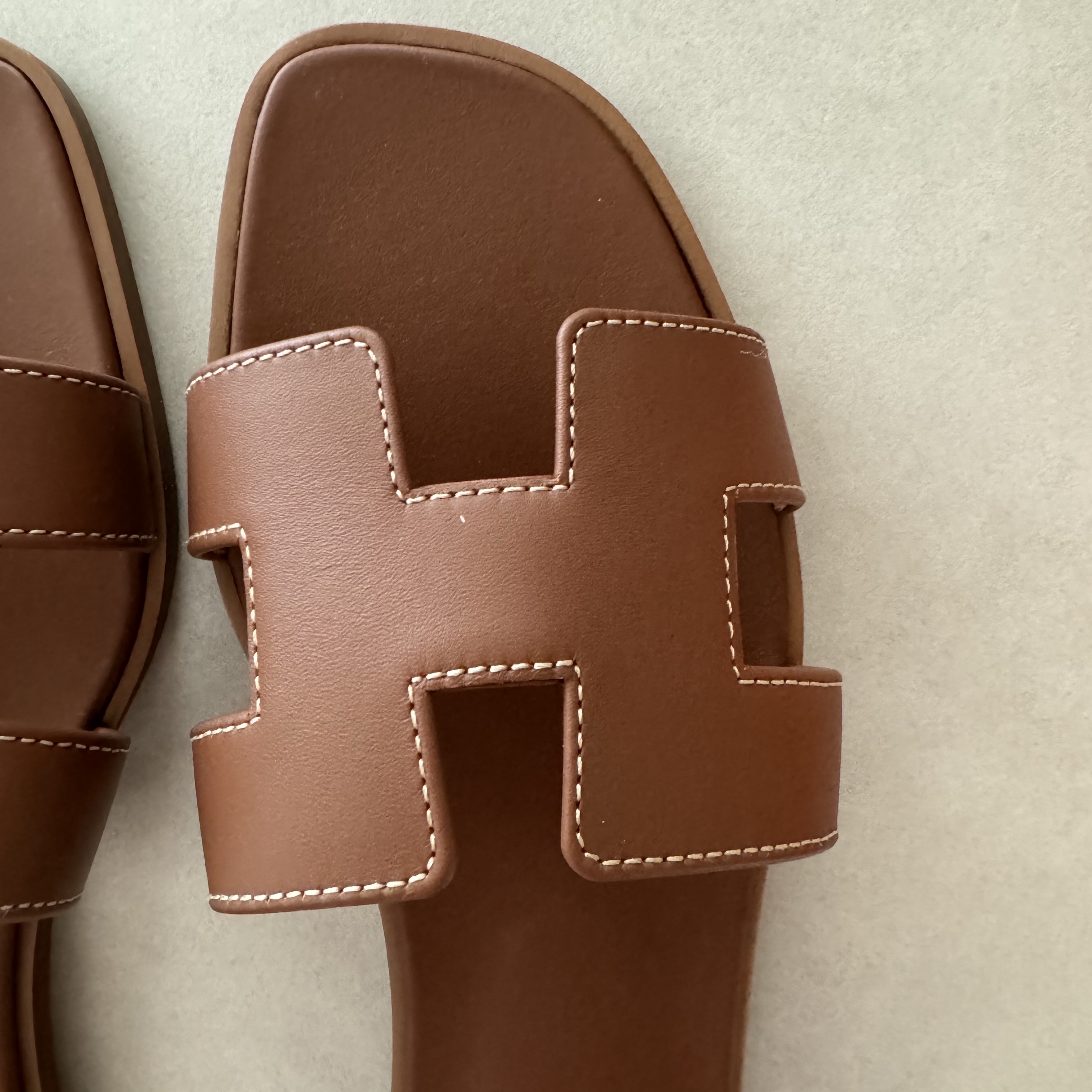 (W) Hermes Oran Sandal Calfskin & Gold Piqures Ecrues 착용 스타일
