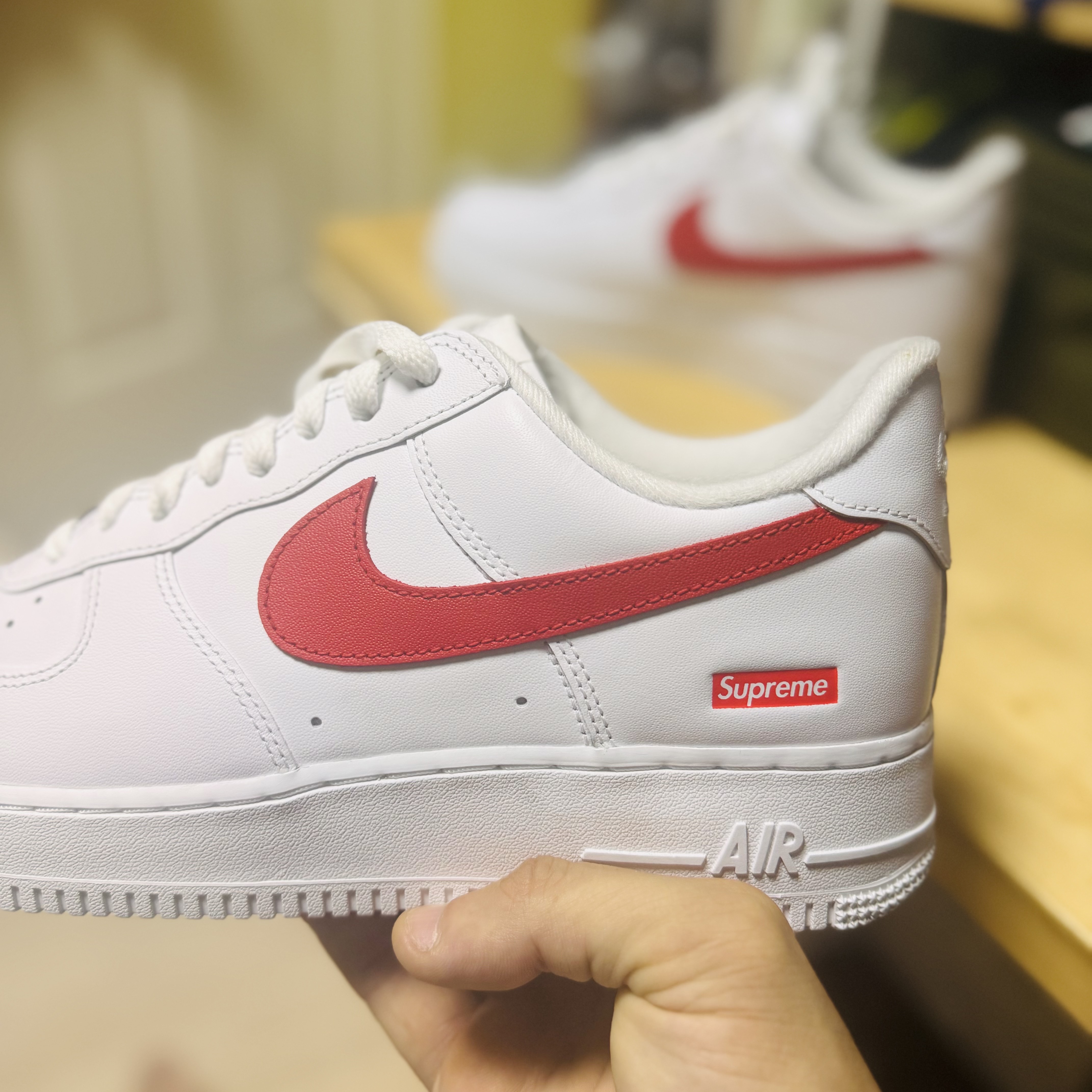 Nike x Supreme Air Force 1 Low White, Nike x Supreme Air Force 1 Low White Speed Red - Shanghai Store Exclusive 착용 스타일 - 1