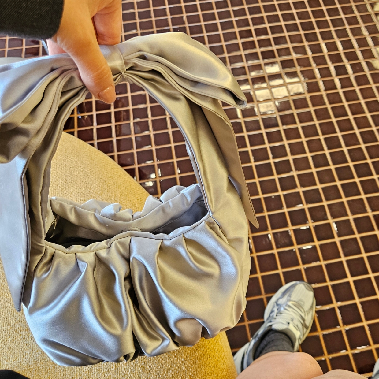 Nike V2K Run Pure Platinum Wolf Grey, & Other Stories Satin Bow Bag Silver 착용 스타일 - 3