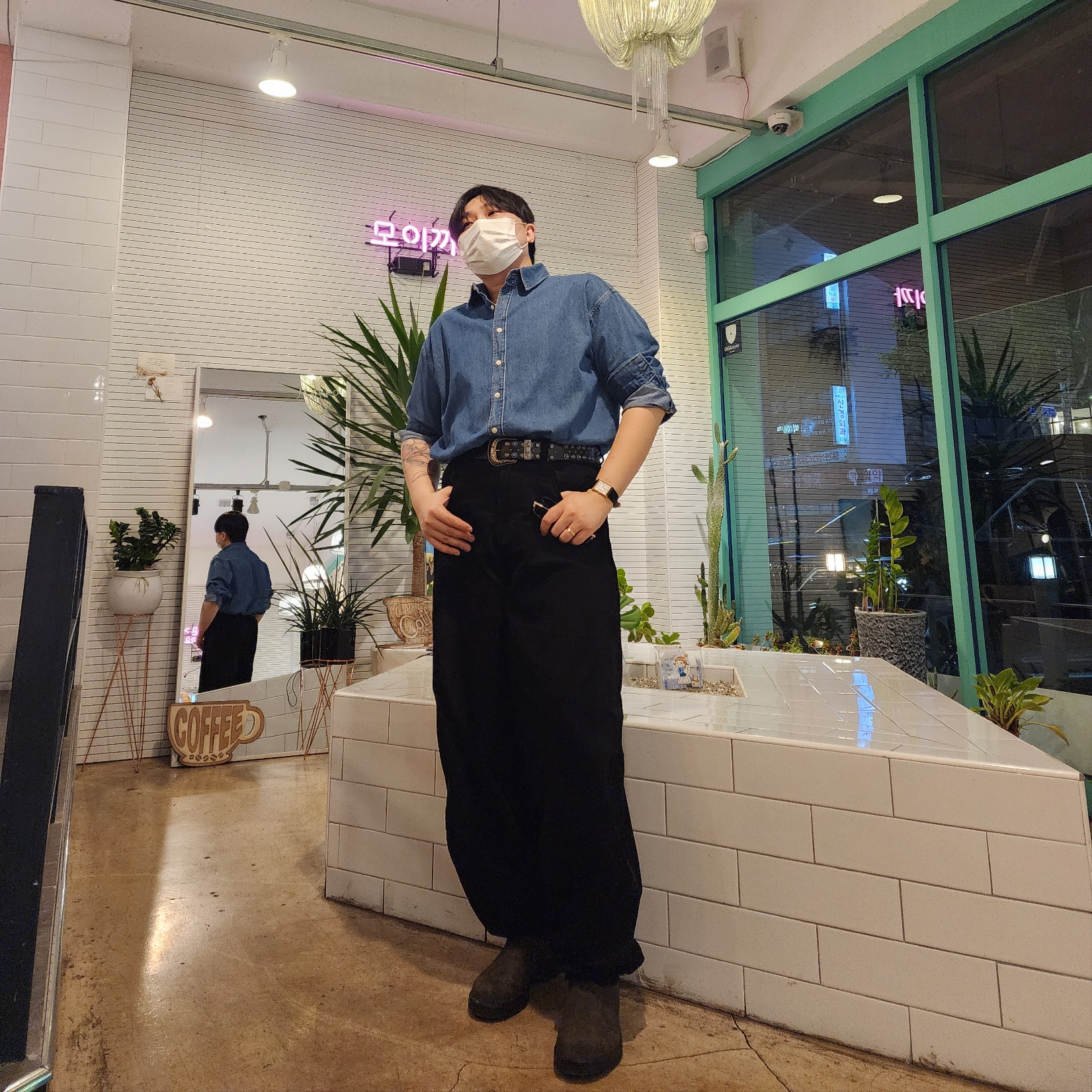 BLUNDSTONE Classics 585 Chelsea Boots Rustic Brown, Gentle Monster Jeff 01 Black 착용 스타일 - 3
