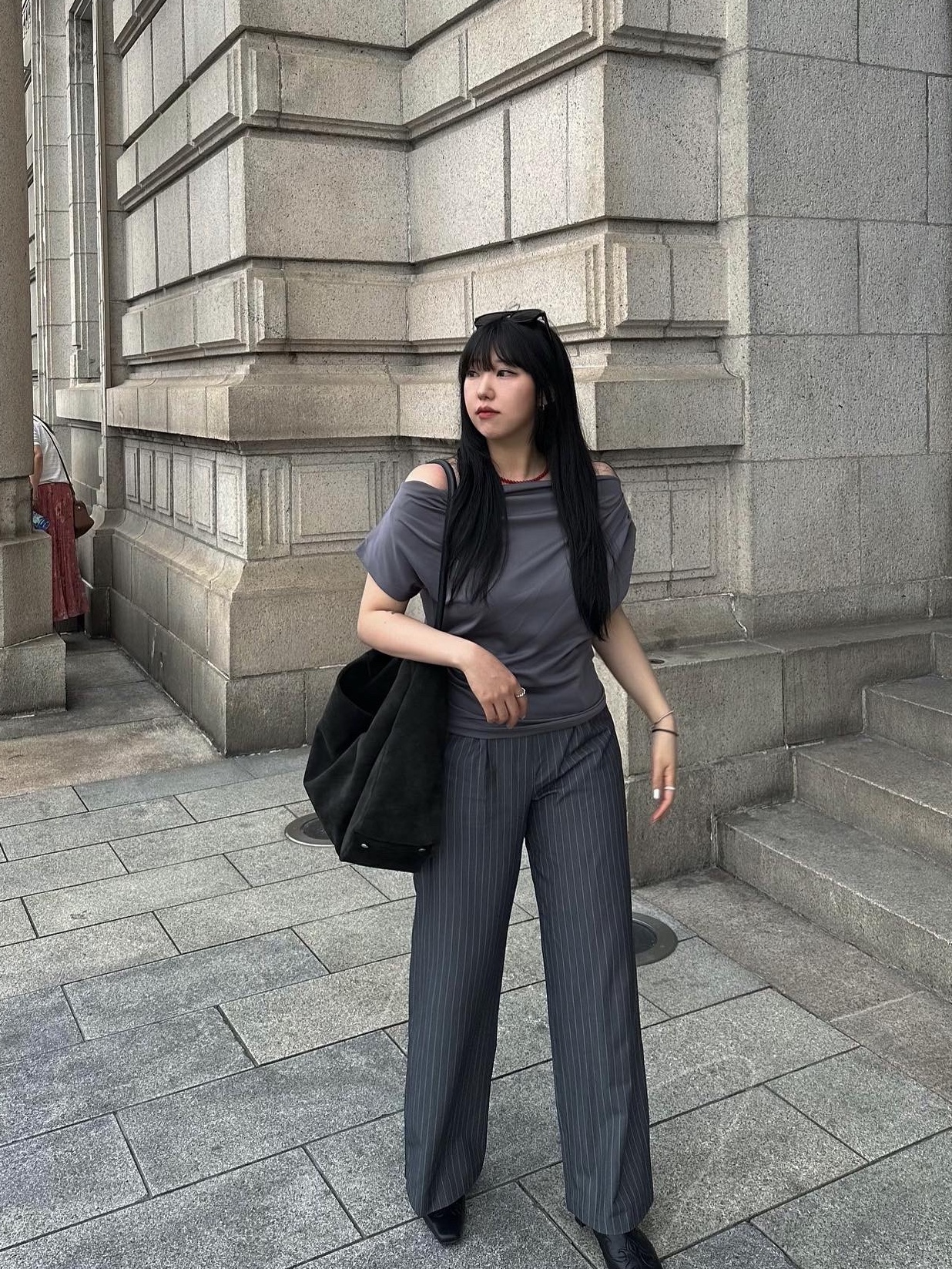 Deinet Suede Big Bag in Charcoal 착용 스타일 - 2