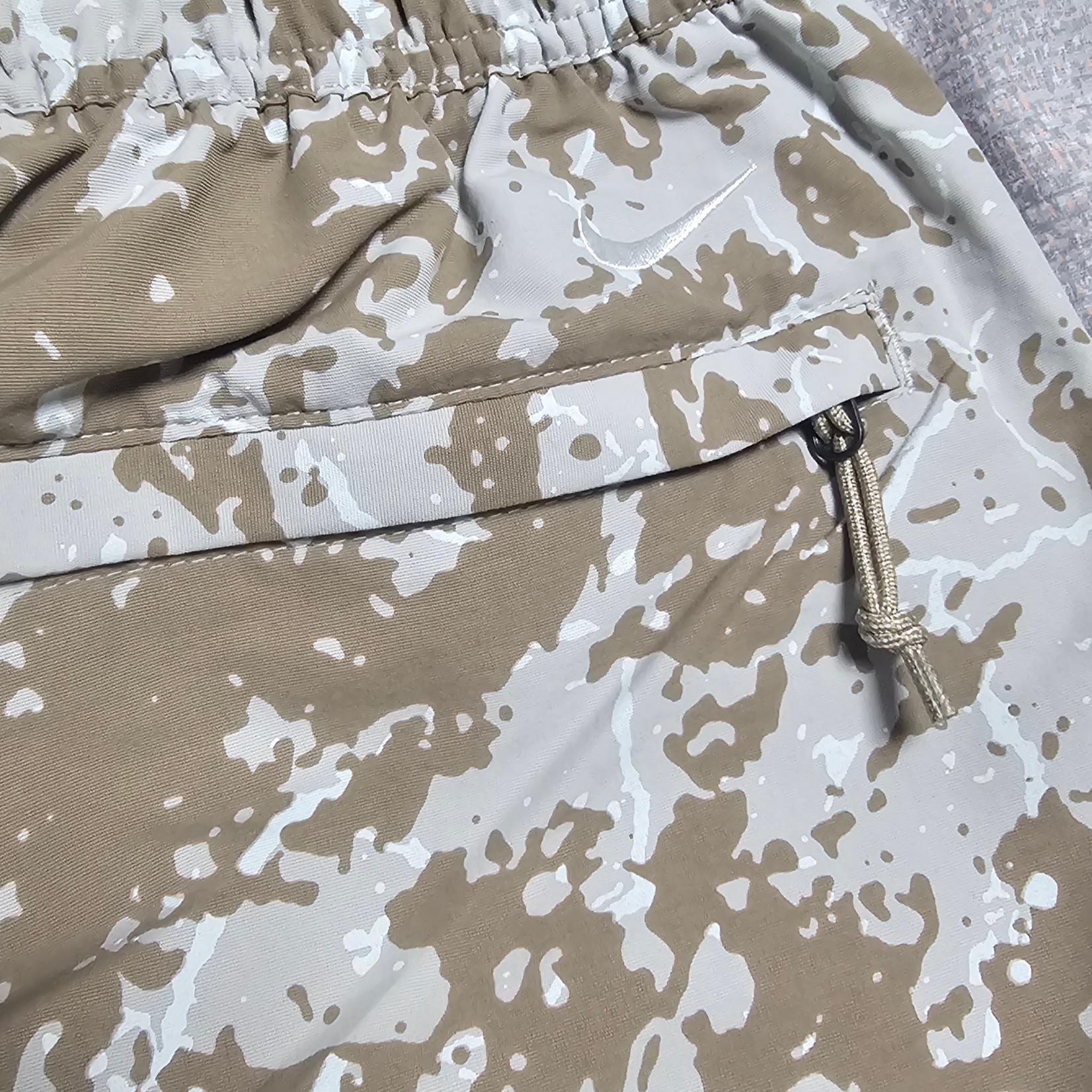 Nike ACG Print Trail Shorts Light Iron Ore - Asia 착용 스타일 - 3