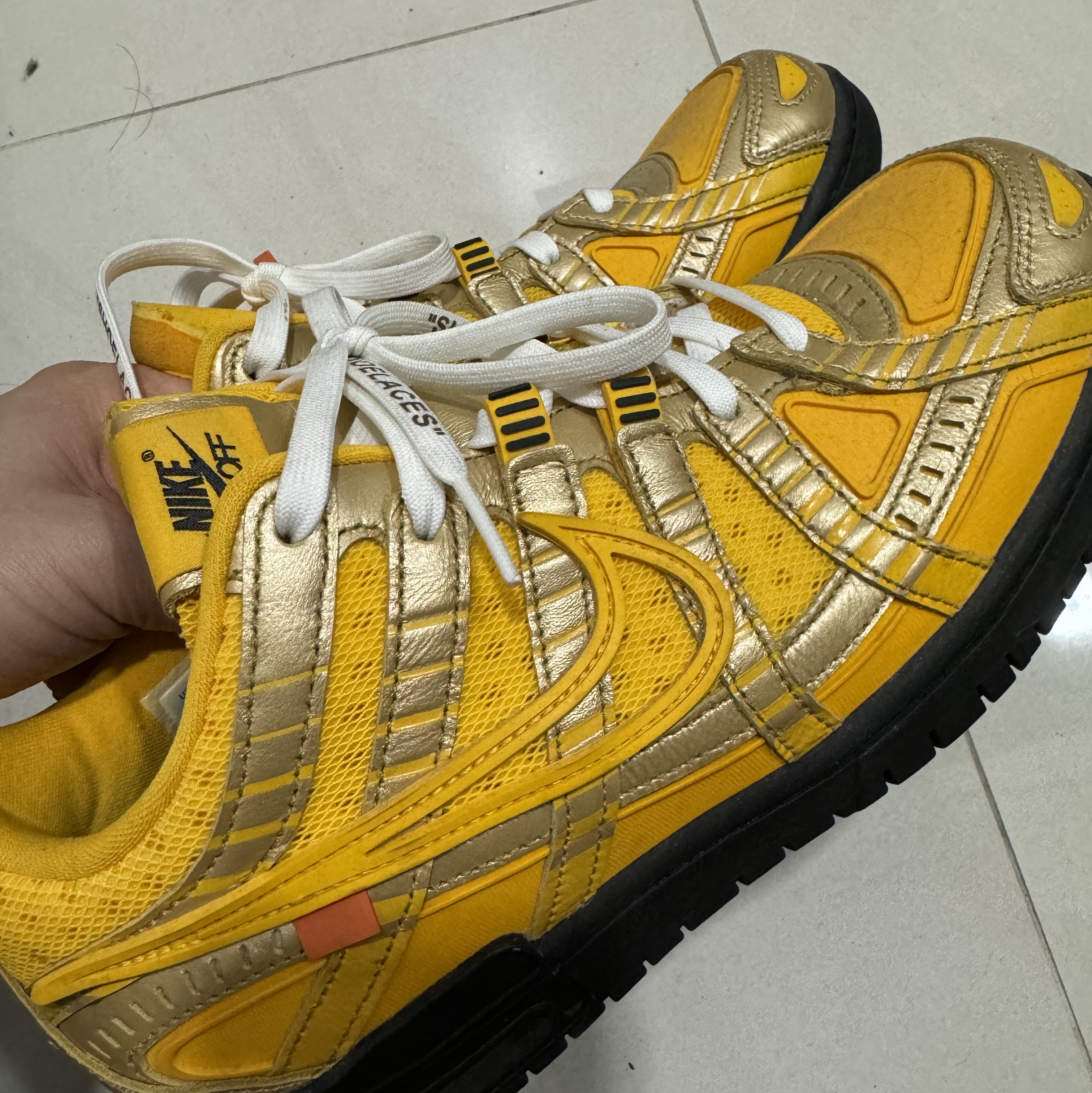 Nike x Off-White Air Rubber Dunk University Gold 착용 스타일