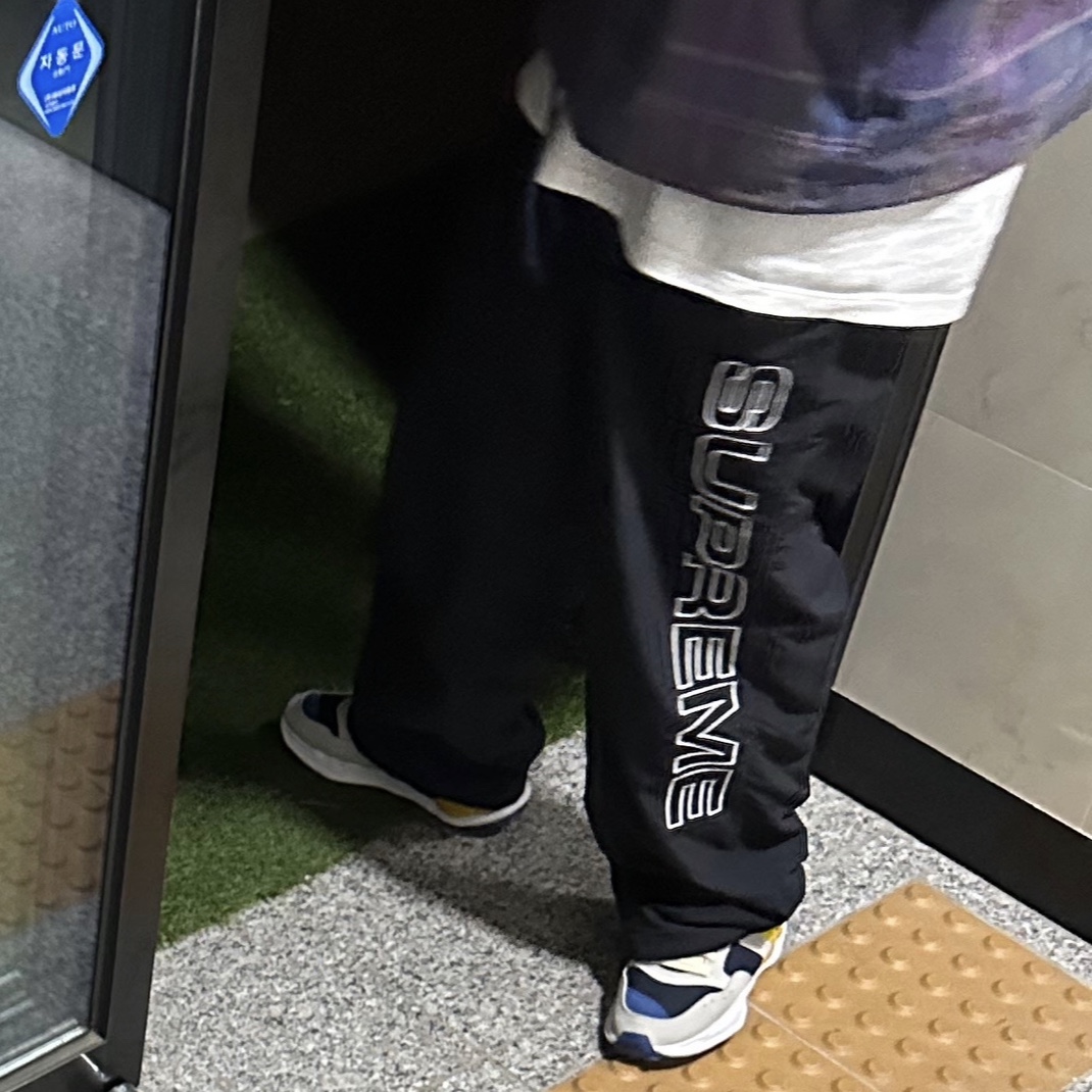 Supreme Cotton Utility Anorak Plaid - 24SS, Supreme Spellout Embroidered Track Pants Black - 23FW 착용 스타일
