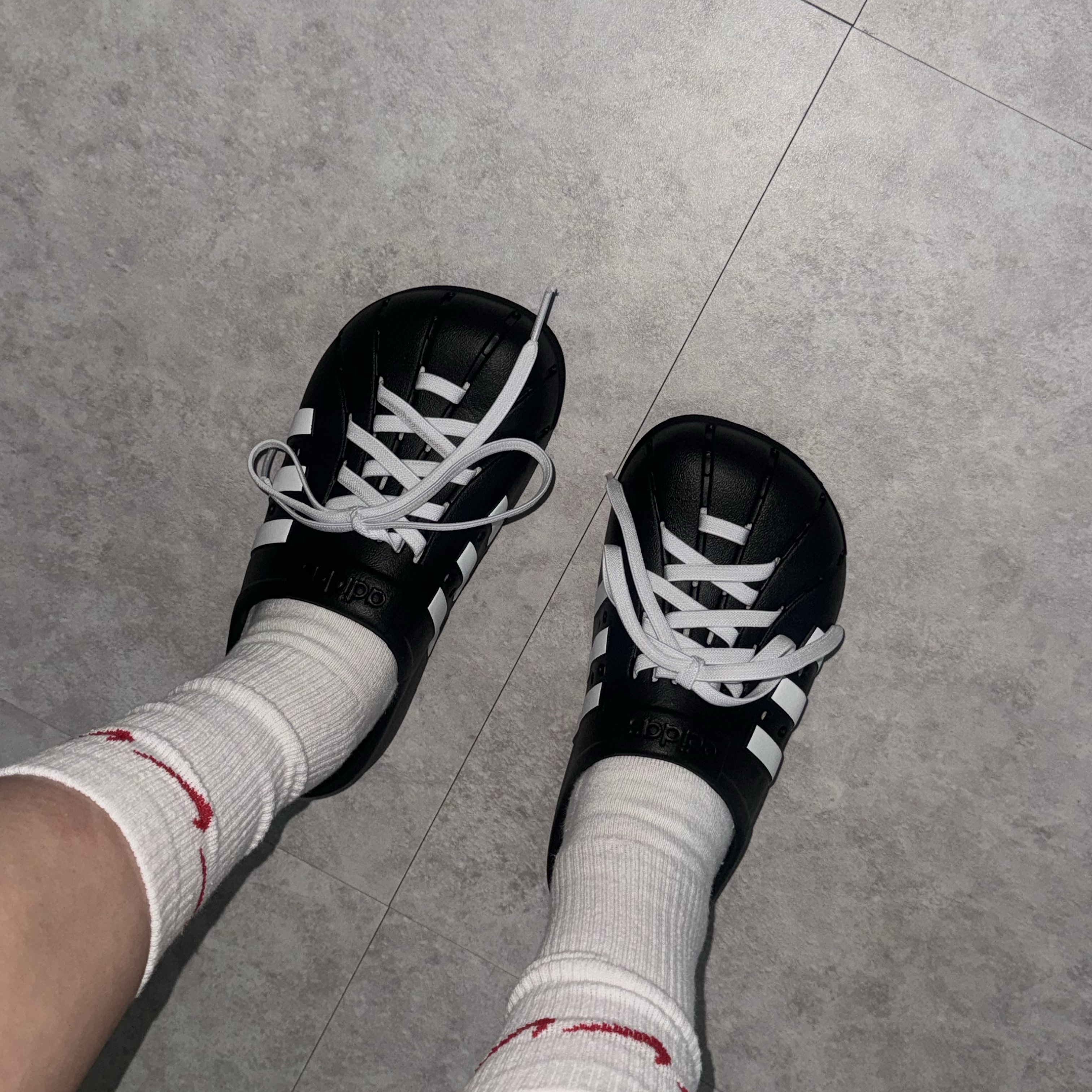 Adidas Adilette Clog Black White 착용 스타일 - 2