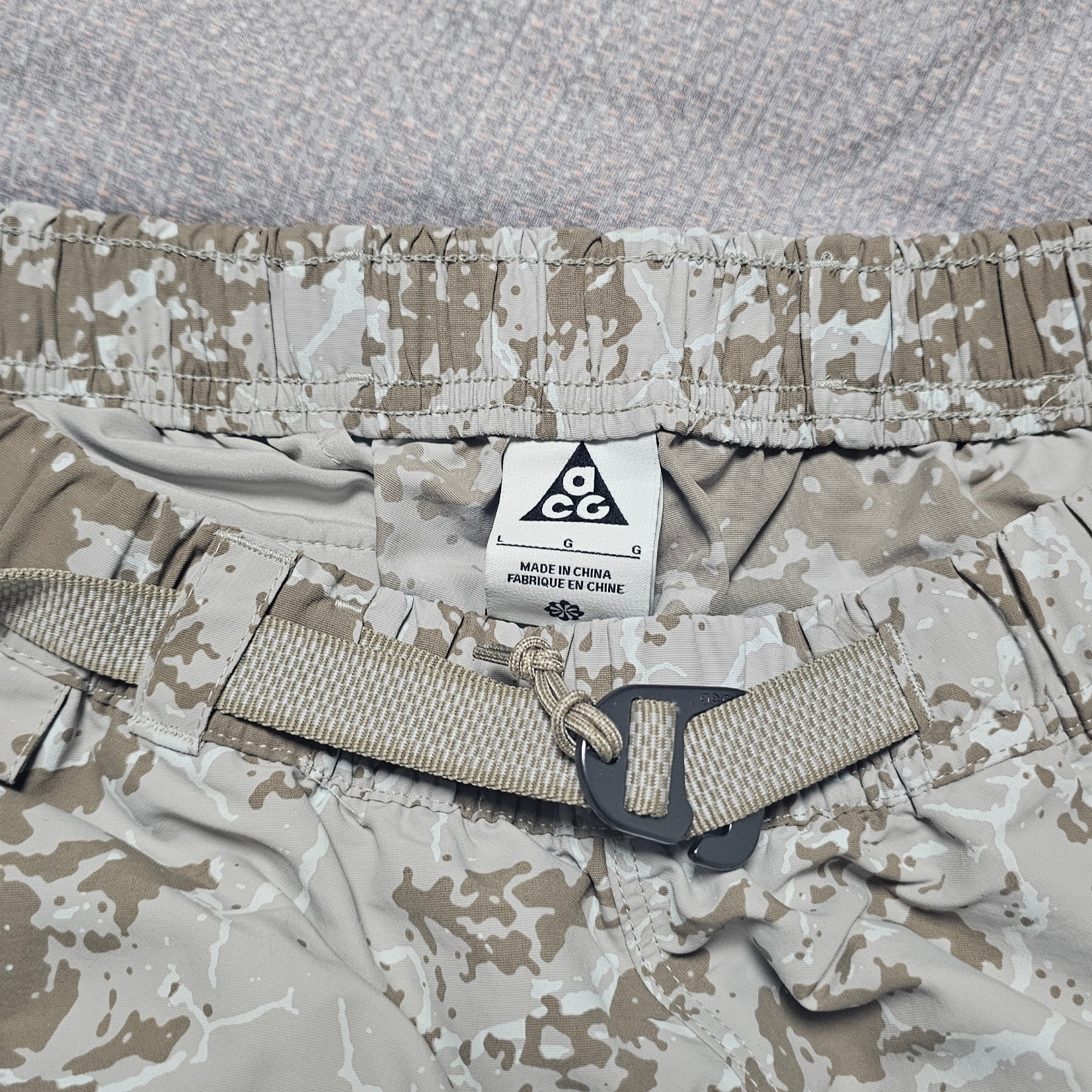 Nike ACG Print Trail Shorts Light Iron Ore - Asia 착용 스타일 - 2