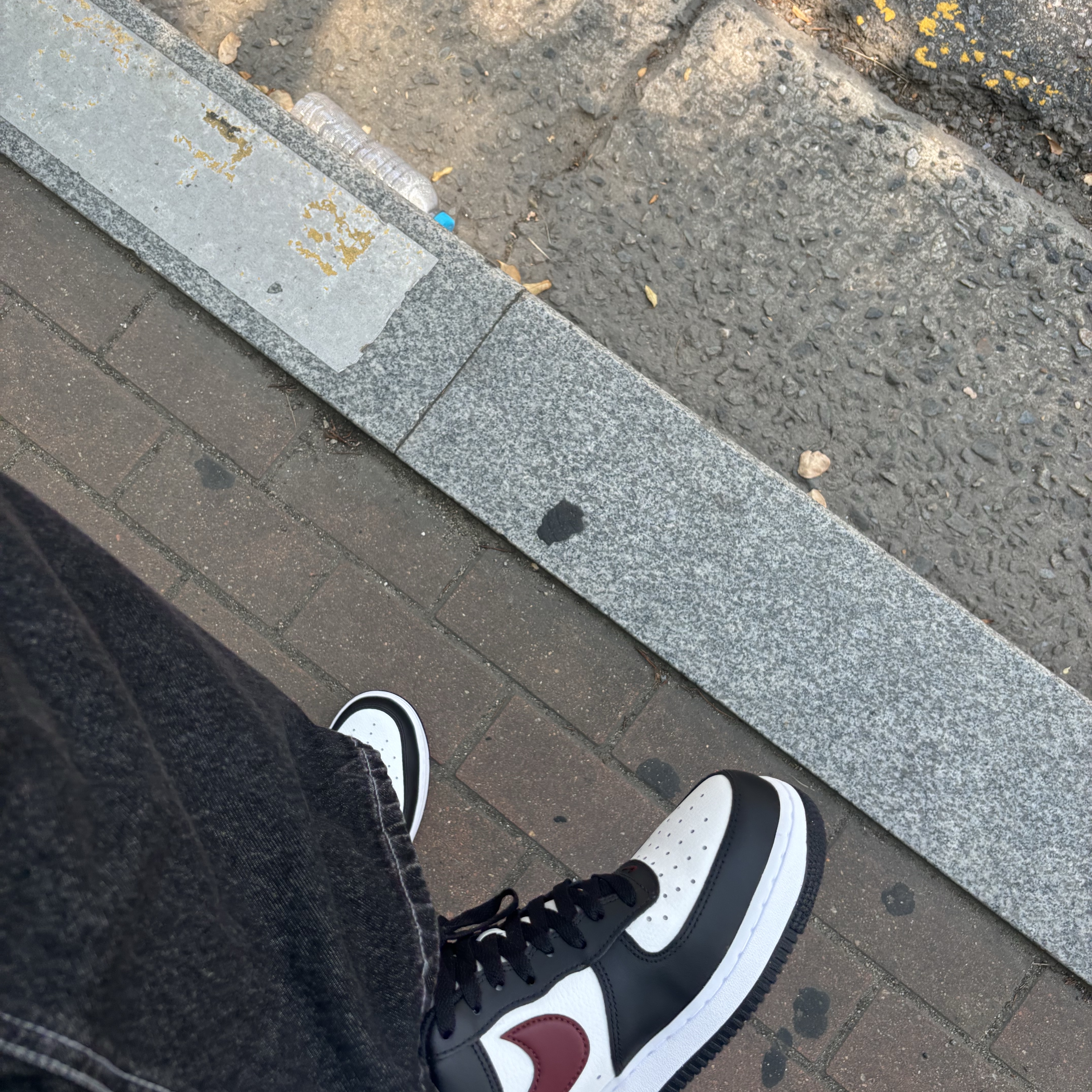 Nike Air Force 1 '07 Black Dark Team Red 착용 스타일 - 1