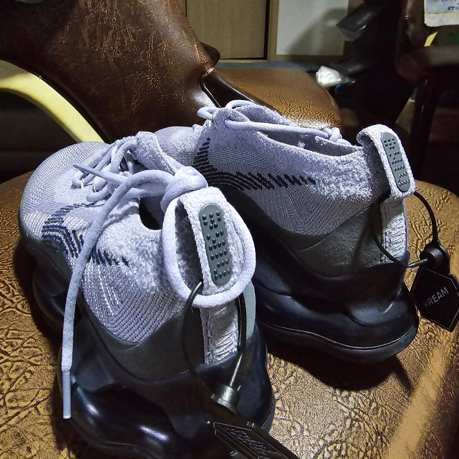 Nike Air Max Scorpion Flyknit Pewter Dark Smoke Grey 착용 스타일 - 2