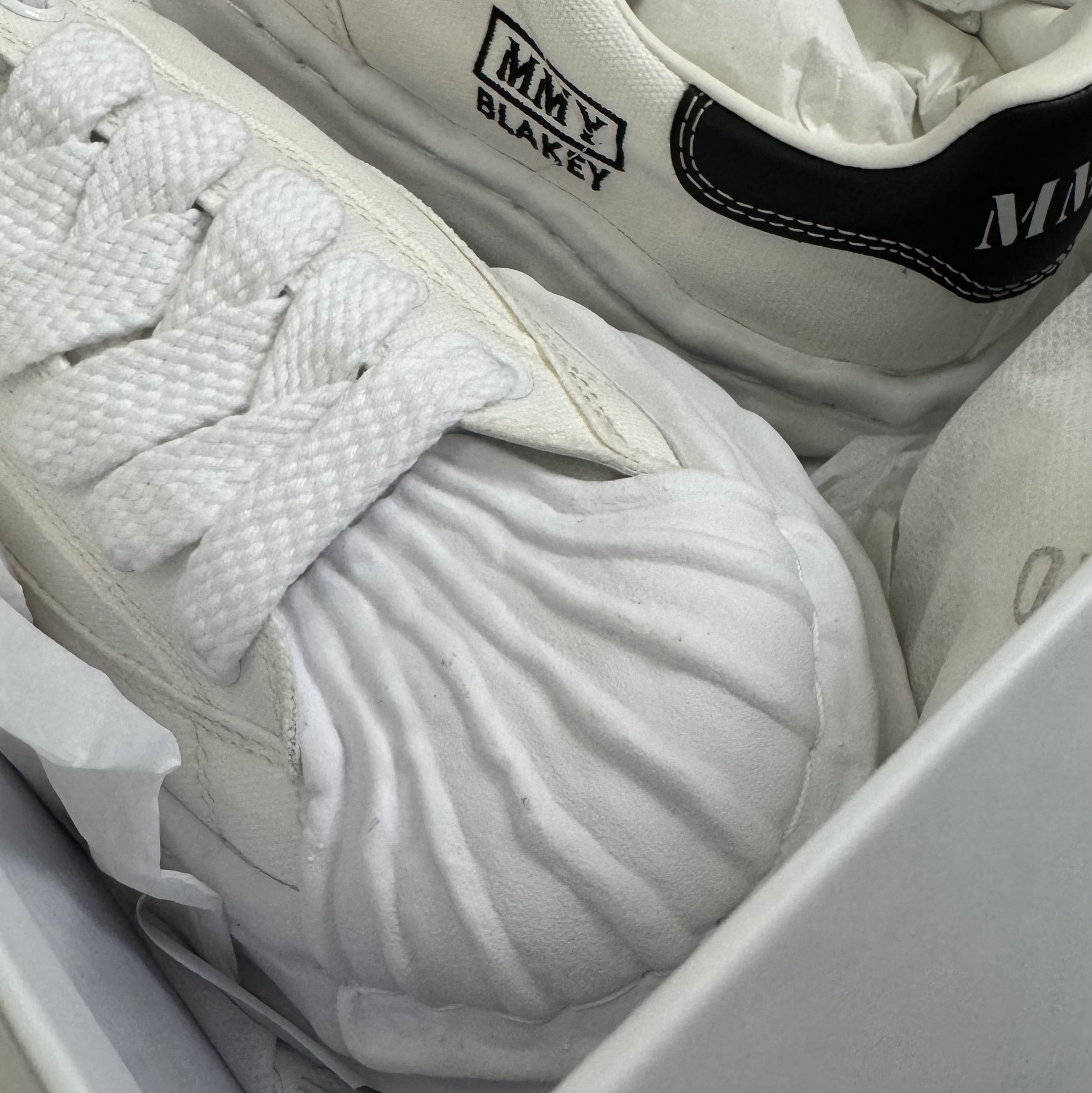 Maison Mihara Yasuhiro Blakey OG Sole Canvas Low-top Sneakers White 착용 스타일 - 2