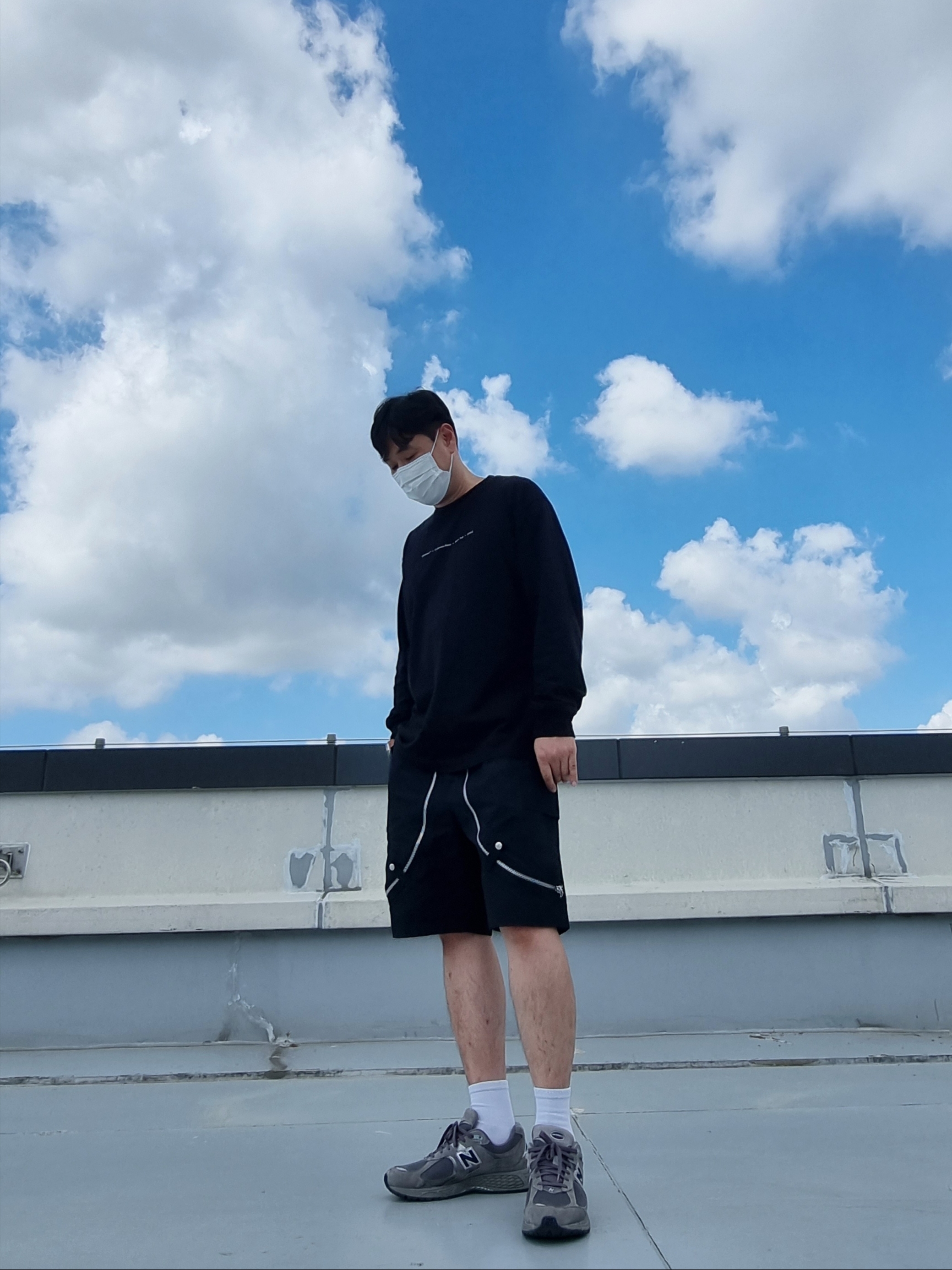 Off-White Marker Arrow Skate L/S T-Shirt Black, New Balance 2002R Gray 착용 스타일 - 2