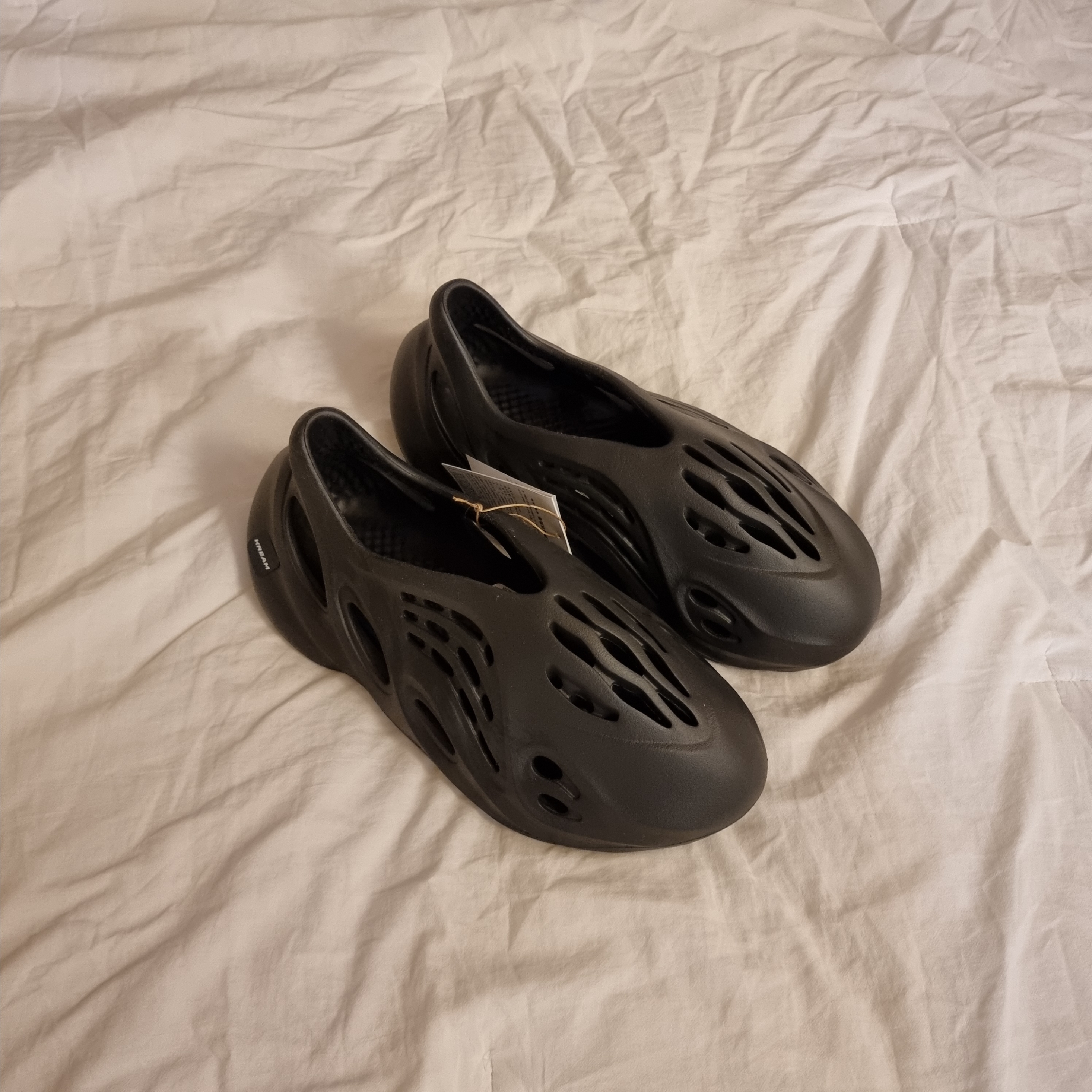 Adidas Yeezy Foam RNNR Onyx 착용 스타일