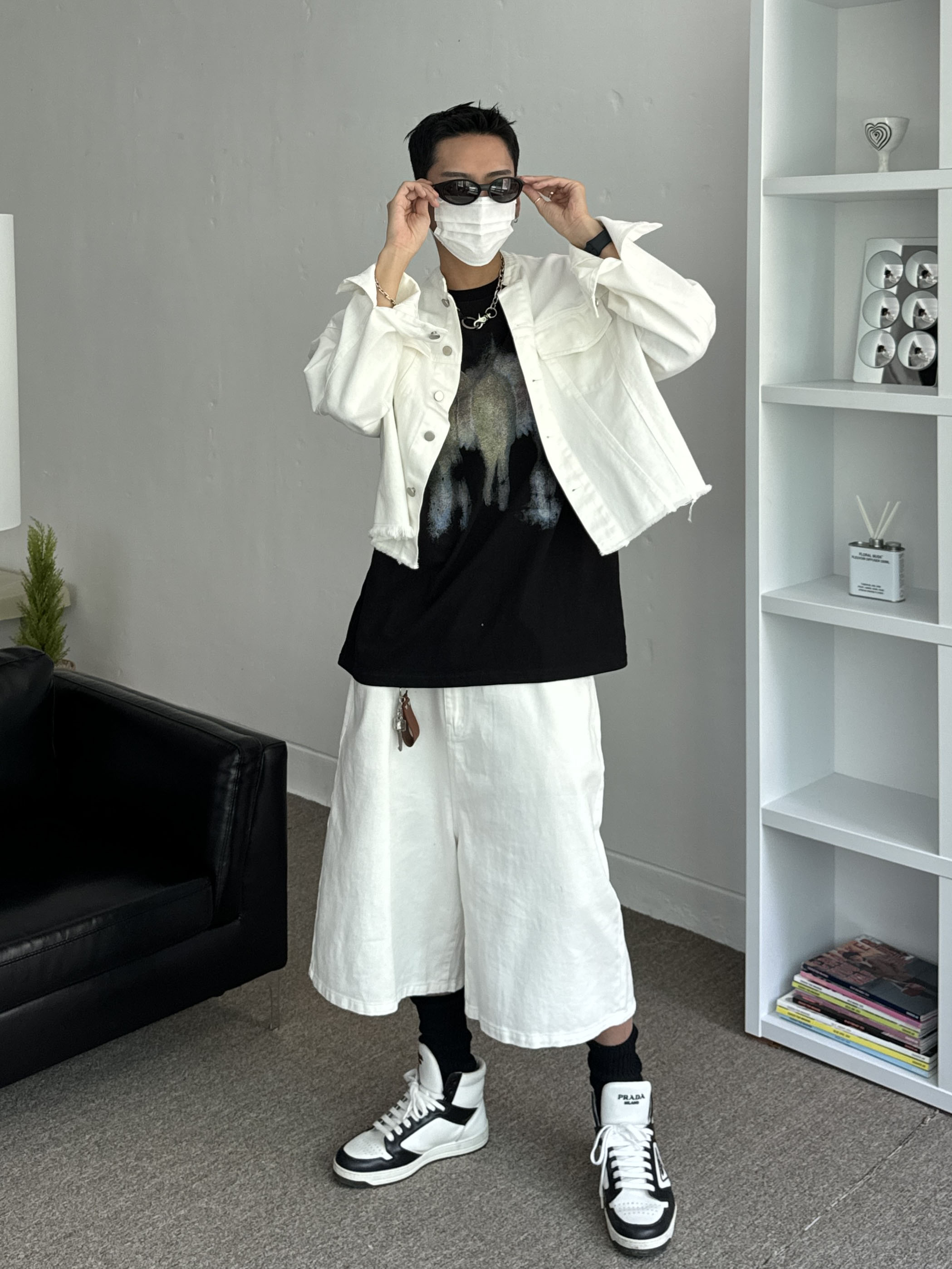 Prada High District Leather Sneakers White Black, Our Legacy Ladon Brass Keychain Matte Nickel 착용 스타일 - 1