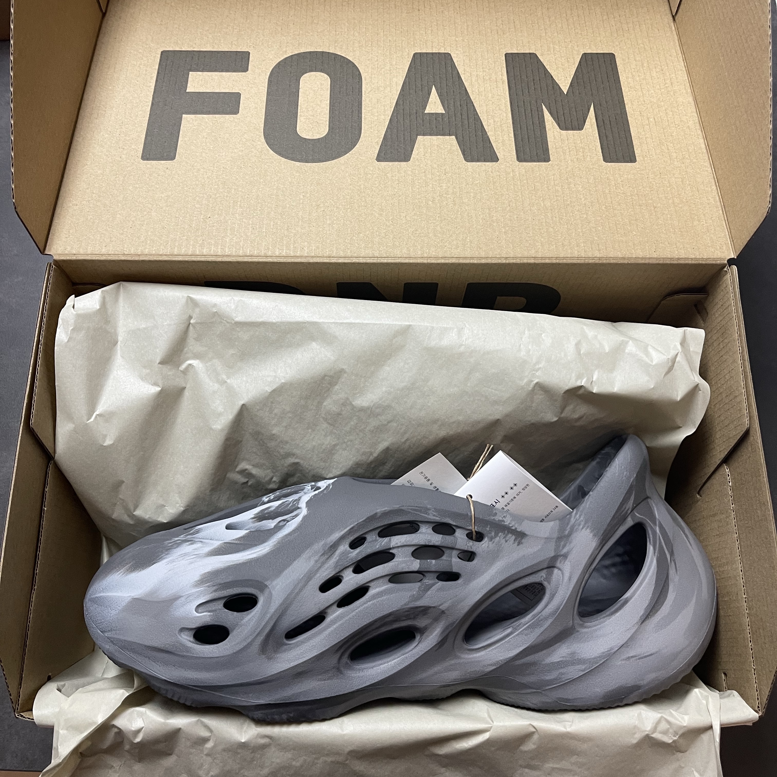 Adidas Yeezy Foam RNNR MX Granite 착용 스타일