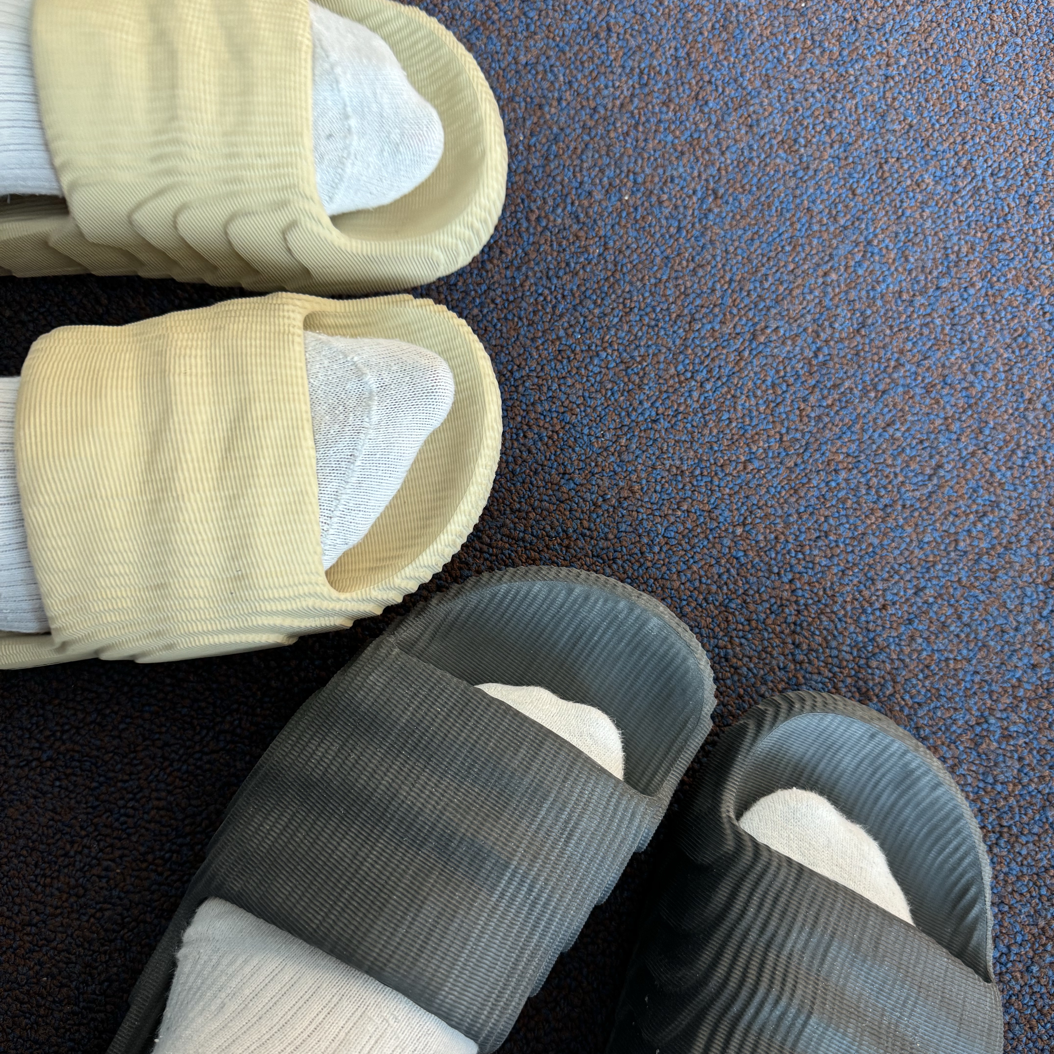 Adidas Adilette 22 Carbon, Adidas Adilette 22 Desert Sand 착용 스타일