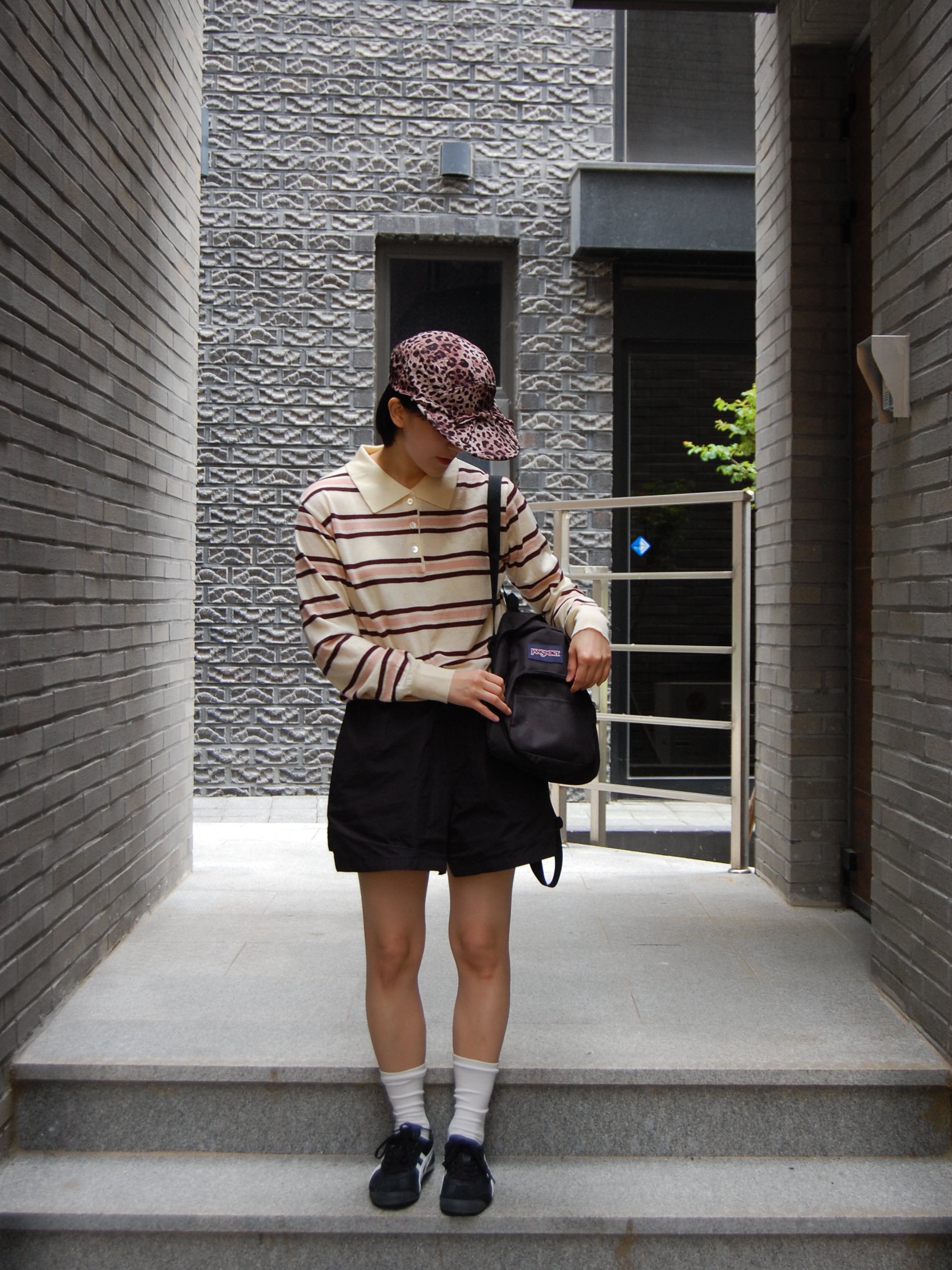 YOUCHE QS Duck Cap Leopard, Onitsuka Tiger Mexico 66 Black White 착용 스타일