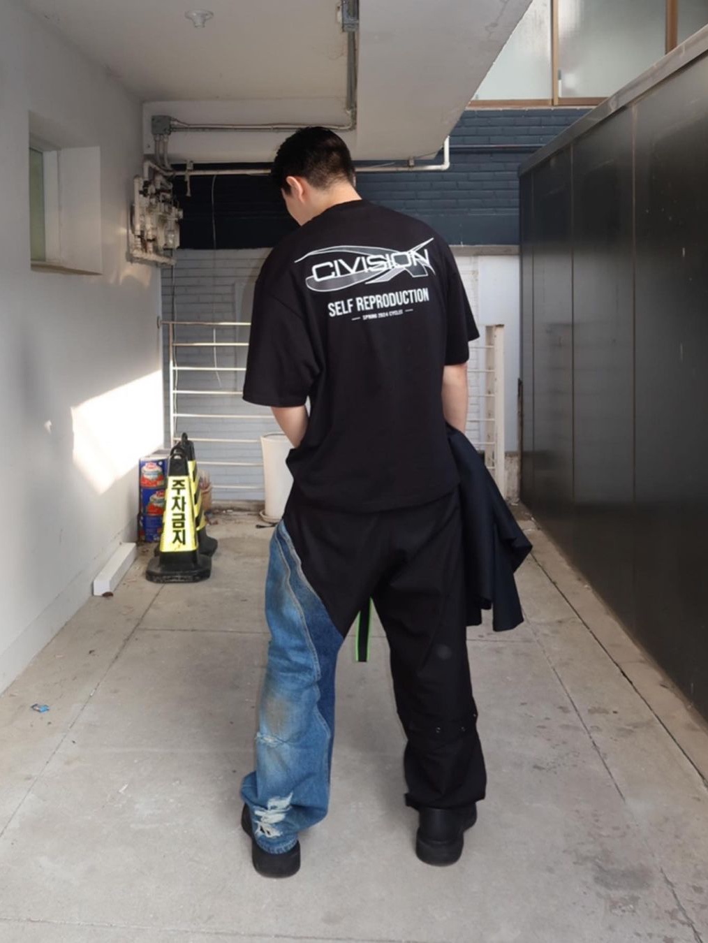 Civision by CSC Core Logo T-Shirt Black, Civision by CSC City Lives 49 T-Shirt Black 착용 스타일 - 2