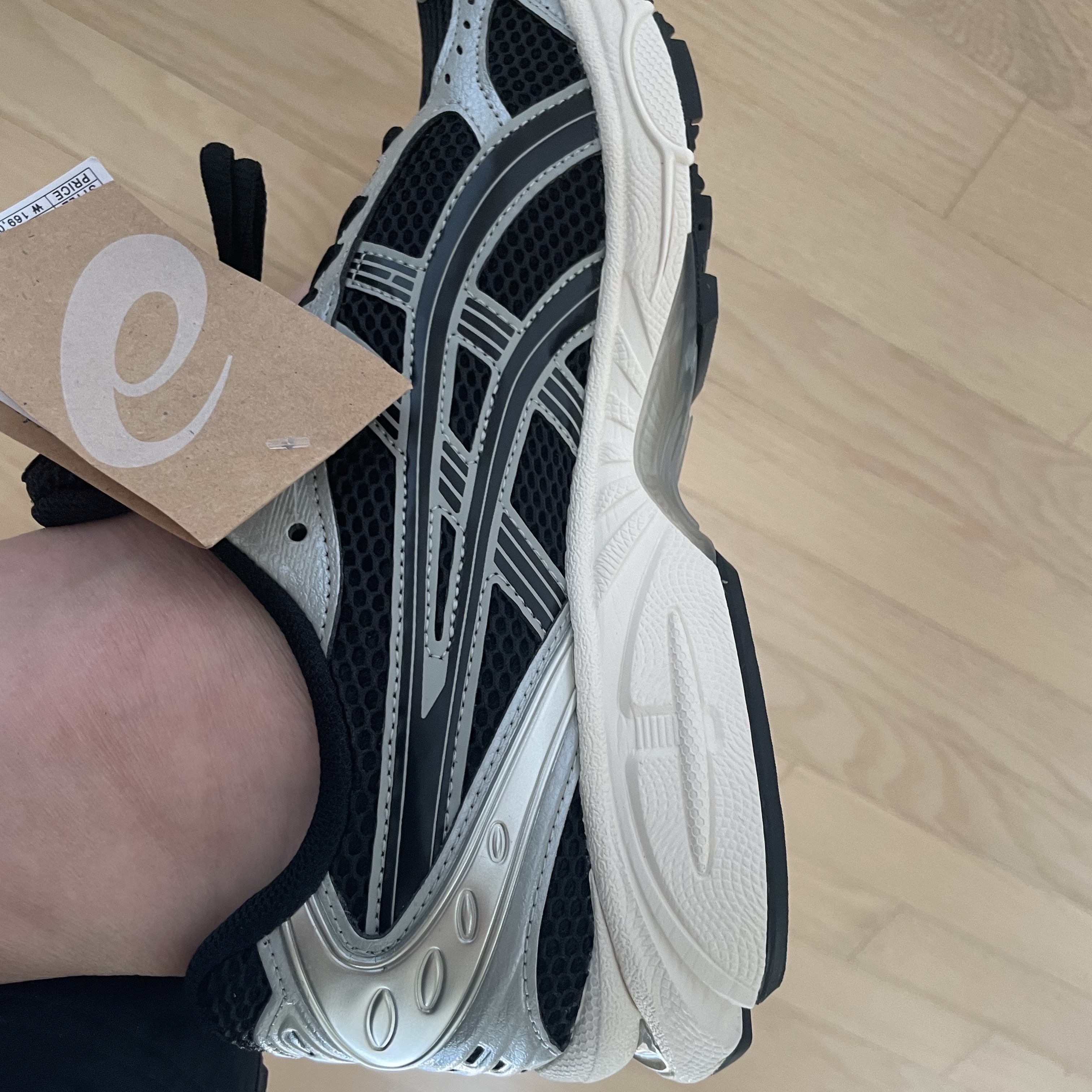 Asics Gel-Kayano 14 Black Seal Grey 착용 스타일 - 2