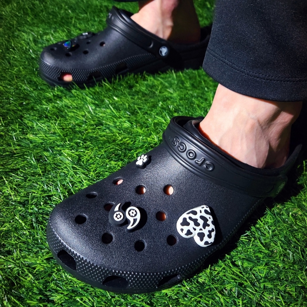 Crocs Classic Clog Black 착용 스타일 - 2