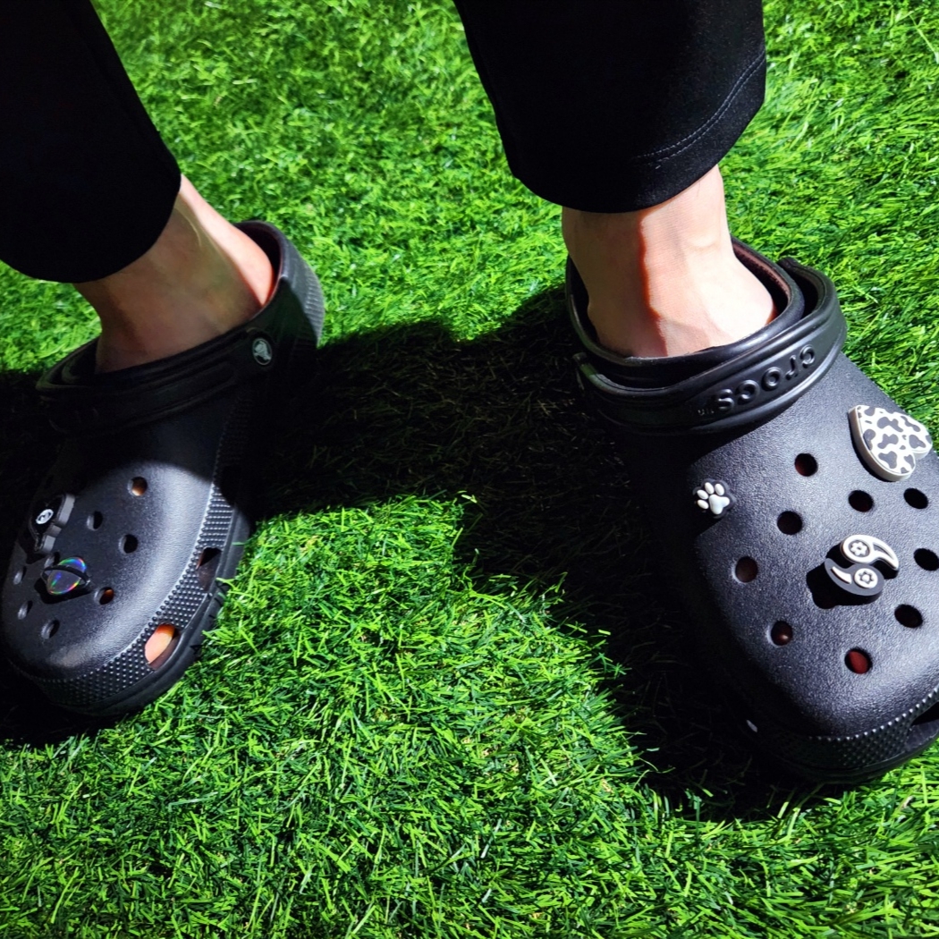 Crocs Classic Clog Black 착용 스타일 - 1
