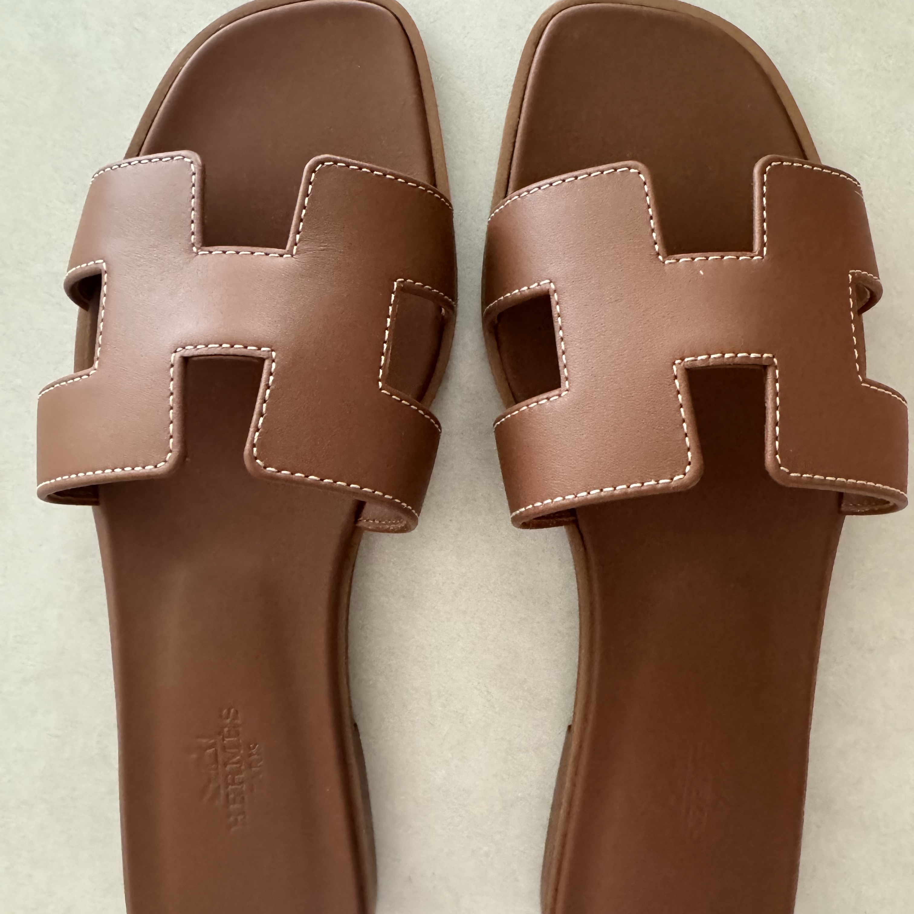 (W) Hermes Oran Sandal Calfskin & Gold Piqures Ecrues 착용 스타일