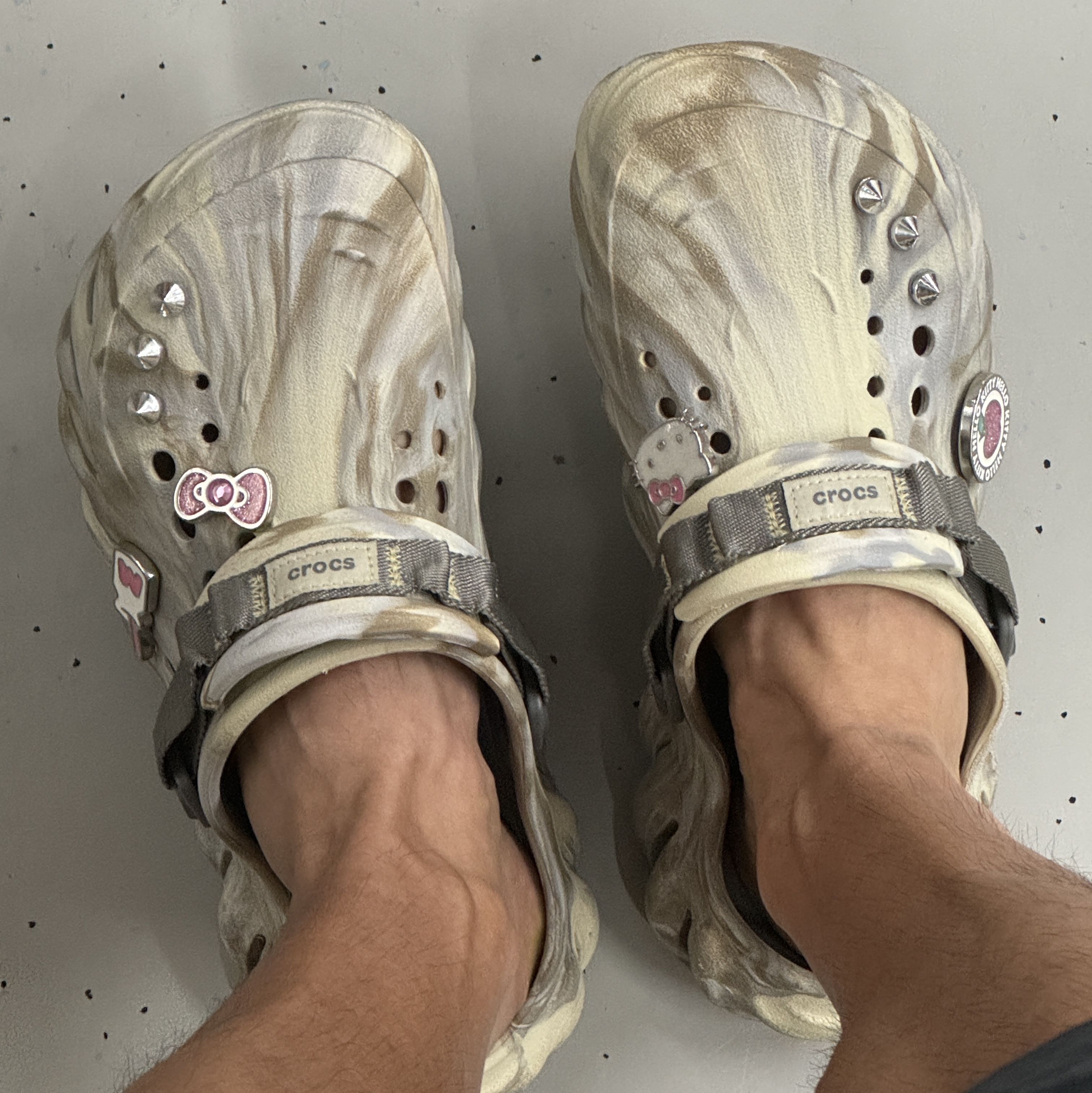 Crocs Echo Marbled Clog Bone Multi 착용 스타일