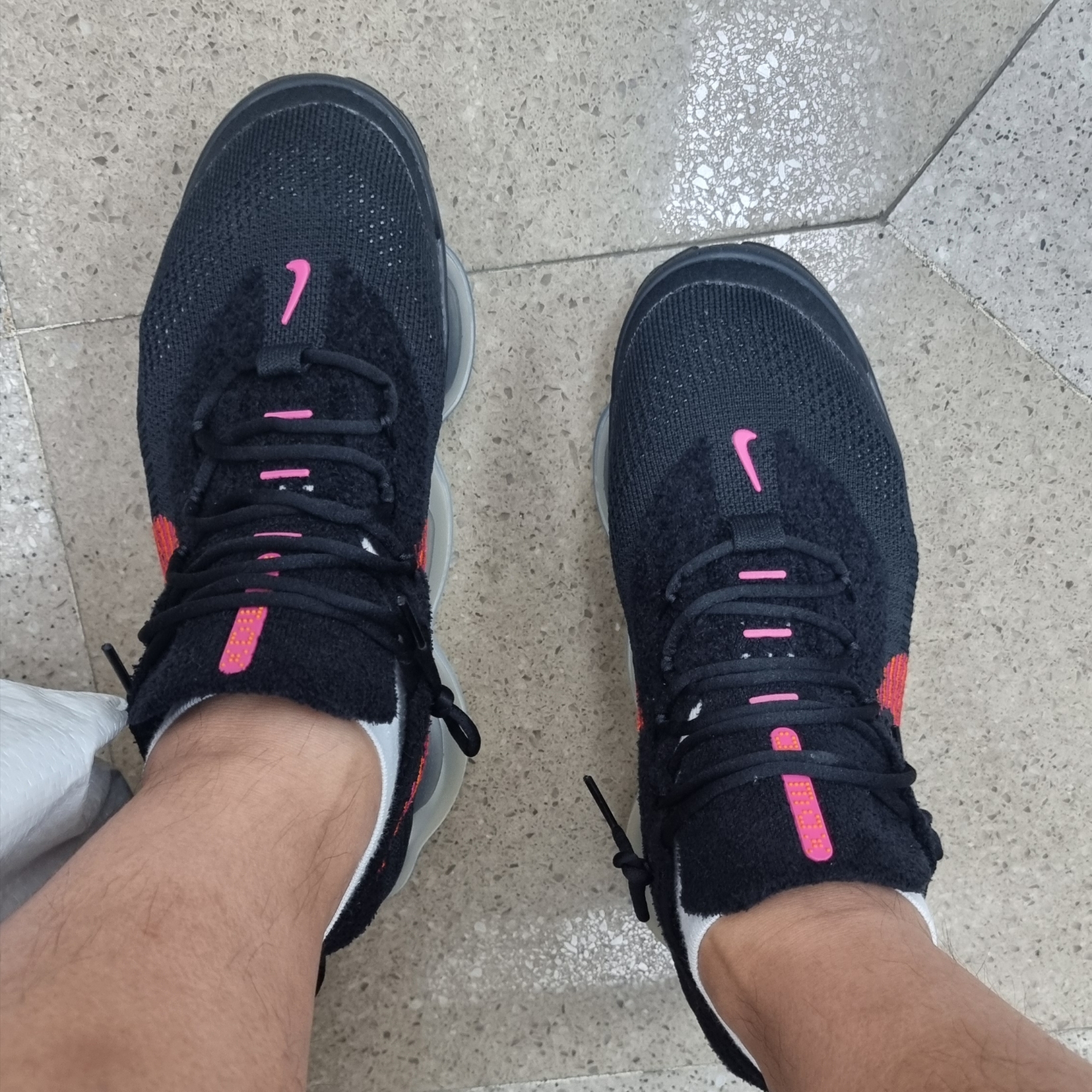 Nike Air Max Scorpion Black and Fireberry 착용 스타일 - 2