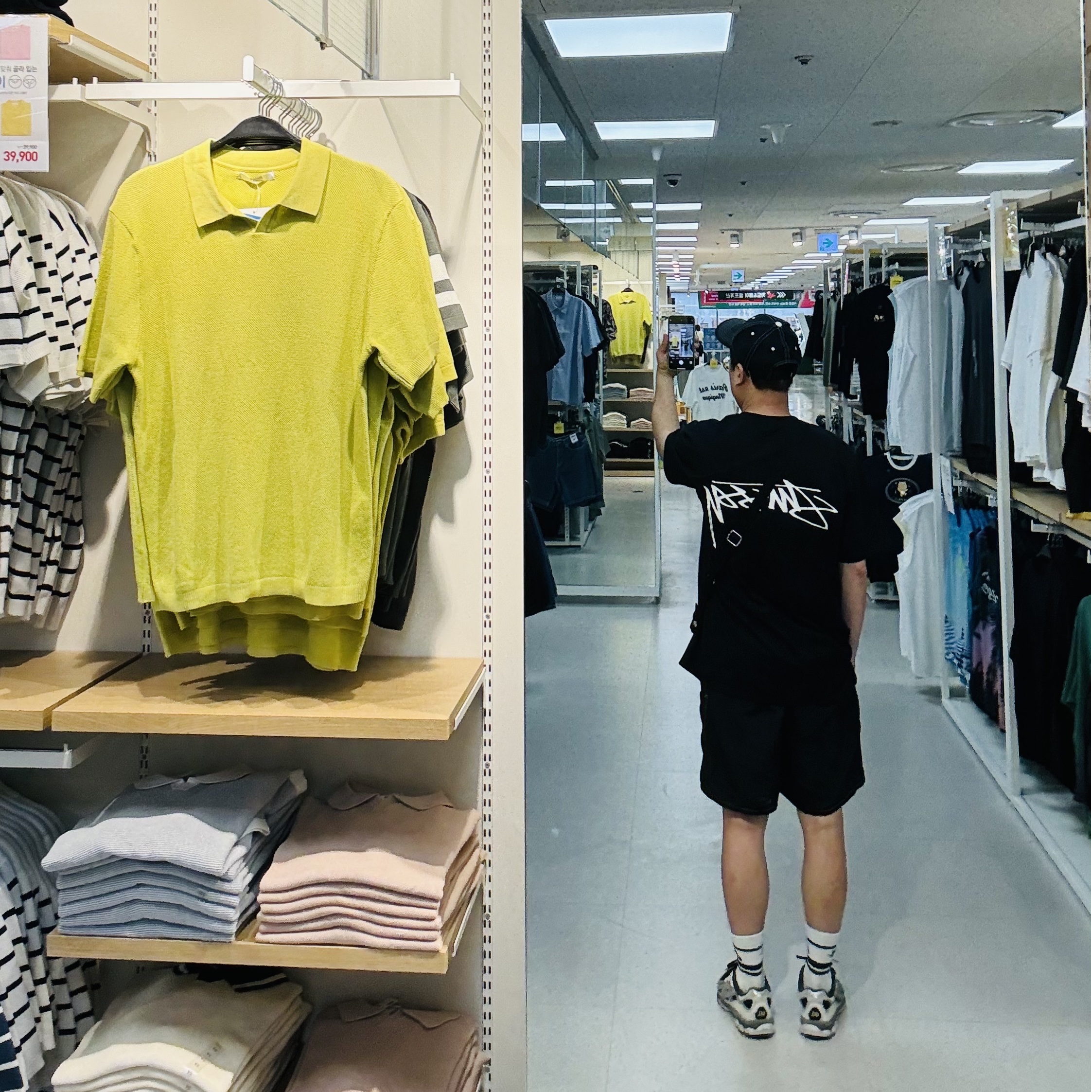 Stussy Basic Structured Low Pro Cap Black, Stussy Surf Stock T-Shirt Black 착용 스타일 - 2