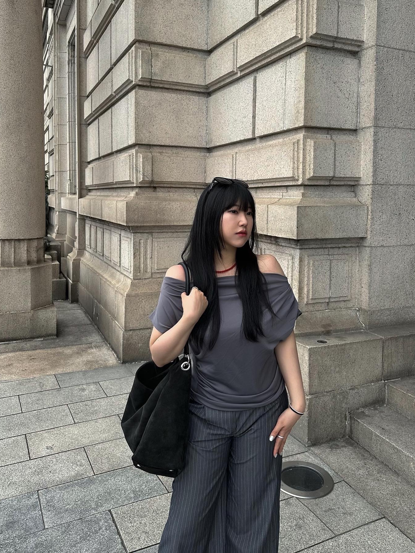 Deinet Suede Big Bag in Charcoal 착용 스타일 - 3