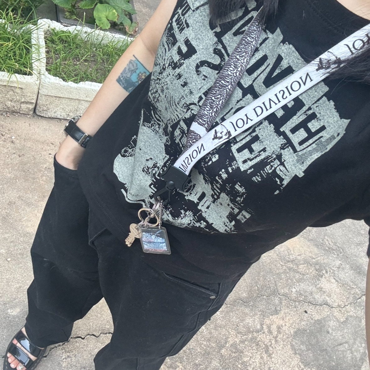 [KREAM 단독] Thevinylhouse Newspaper T-Shirt Black 착용 스타일 - 2