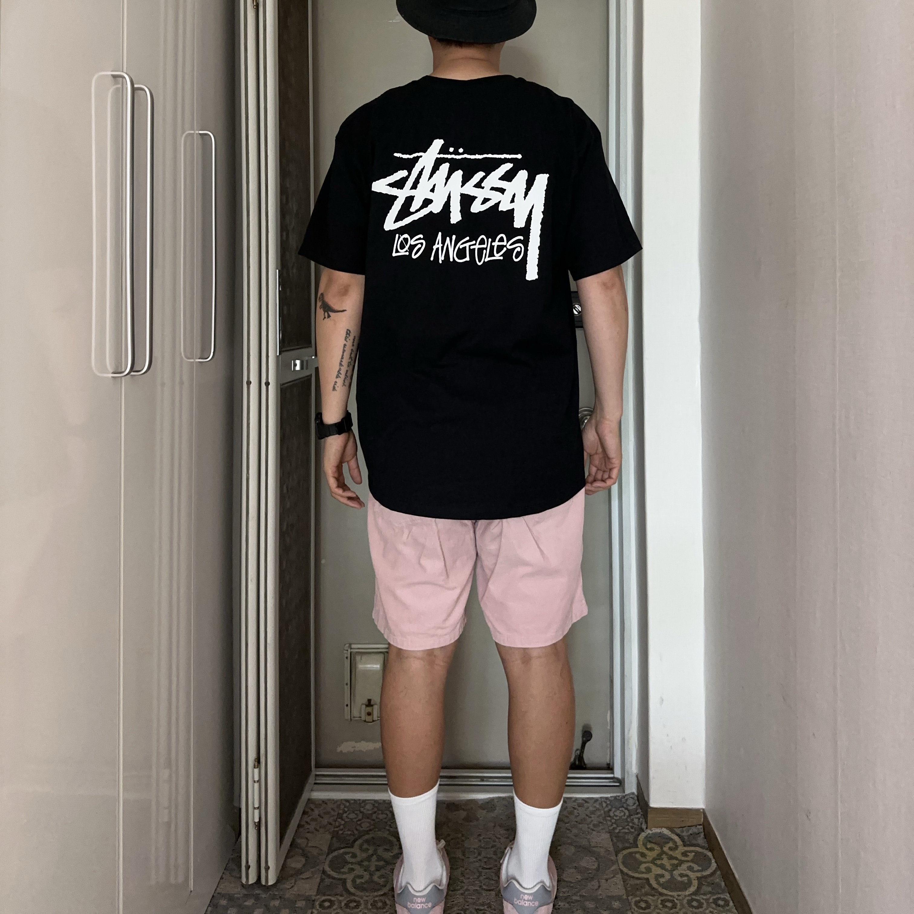 Stussy Stock Los Angeles T-Shirt Black, Stussy Stock Bucket Hat Black 착용 스타일 - 2
