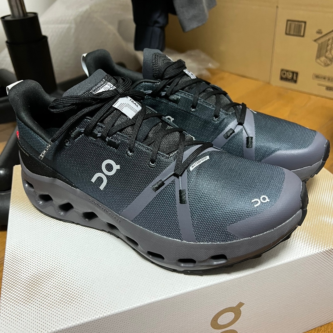 On Running Cloudsurfer Trail Waterproof Black Eclipse 착용 스타일 - 2