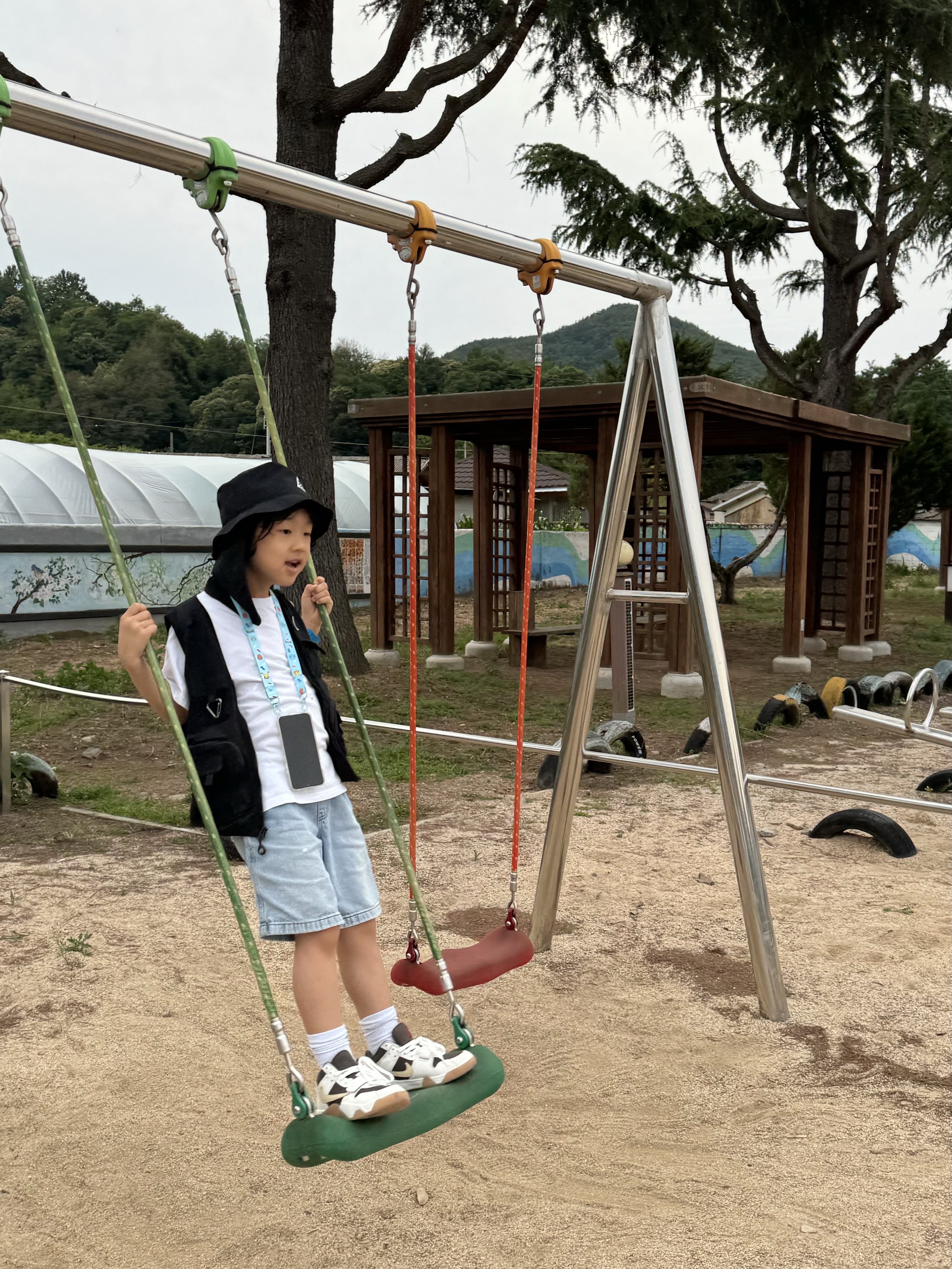 (PS) Jordan x Travis Scott Jumpman Jack TR Sail and Dark Mocha, (Kids) Nike ACG Utility Vest Black 착용 스타일 - 2