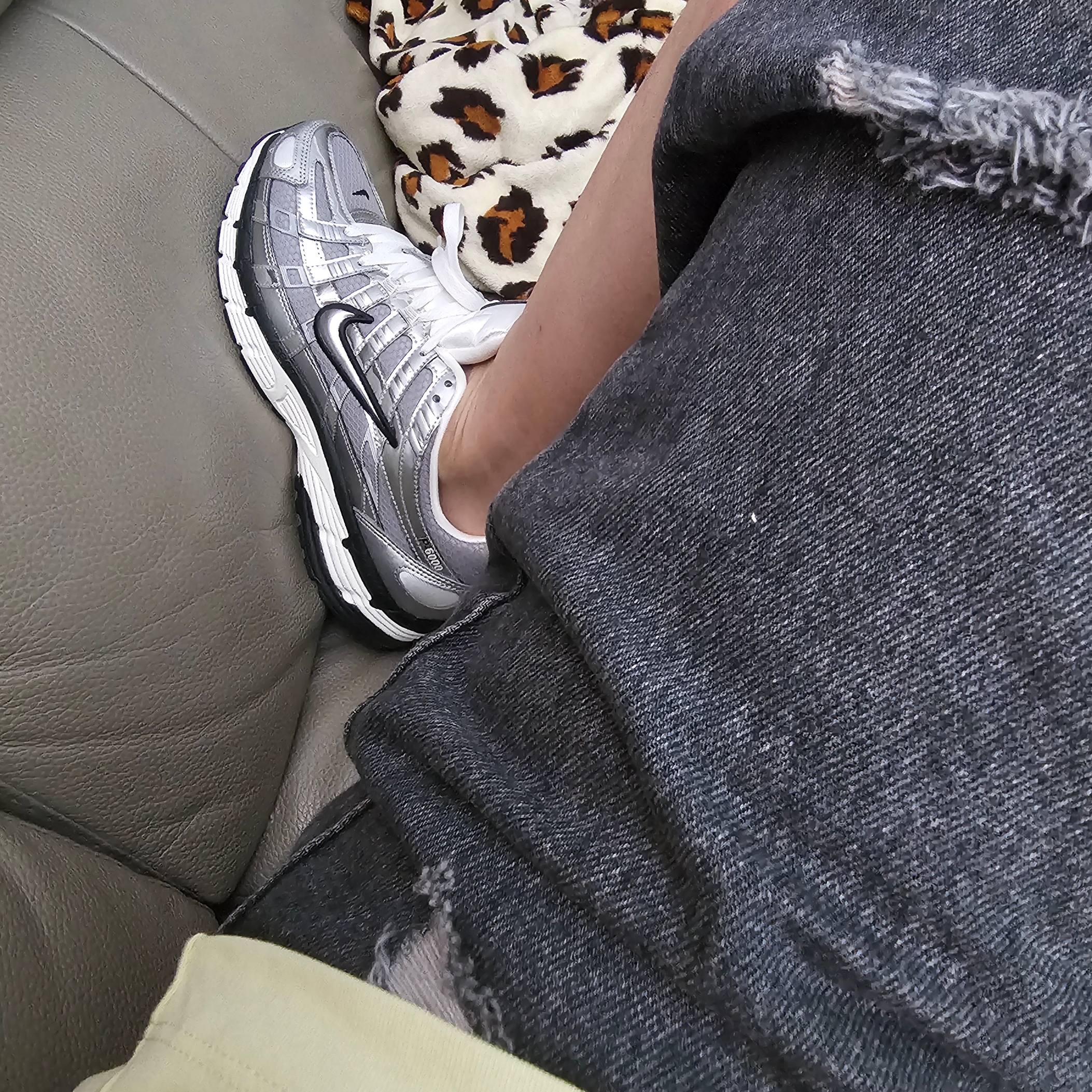 Nike P-6000 Metallic Silver 착용 스타일
