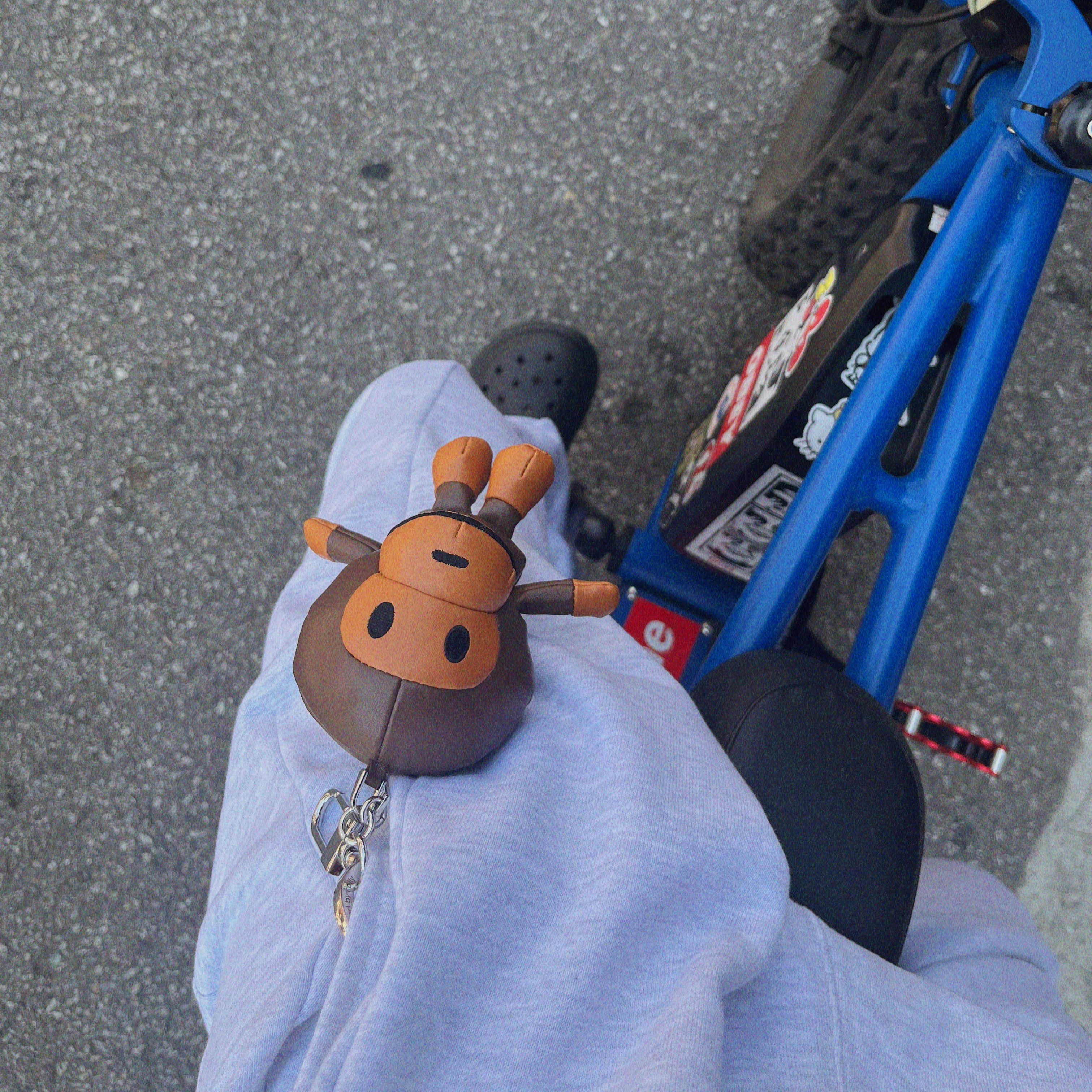 BAPE Baby Milo Plush Doll Keychain Brown 착용 스타일