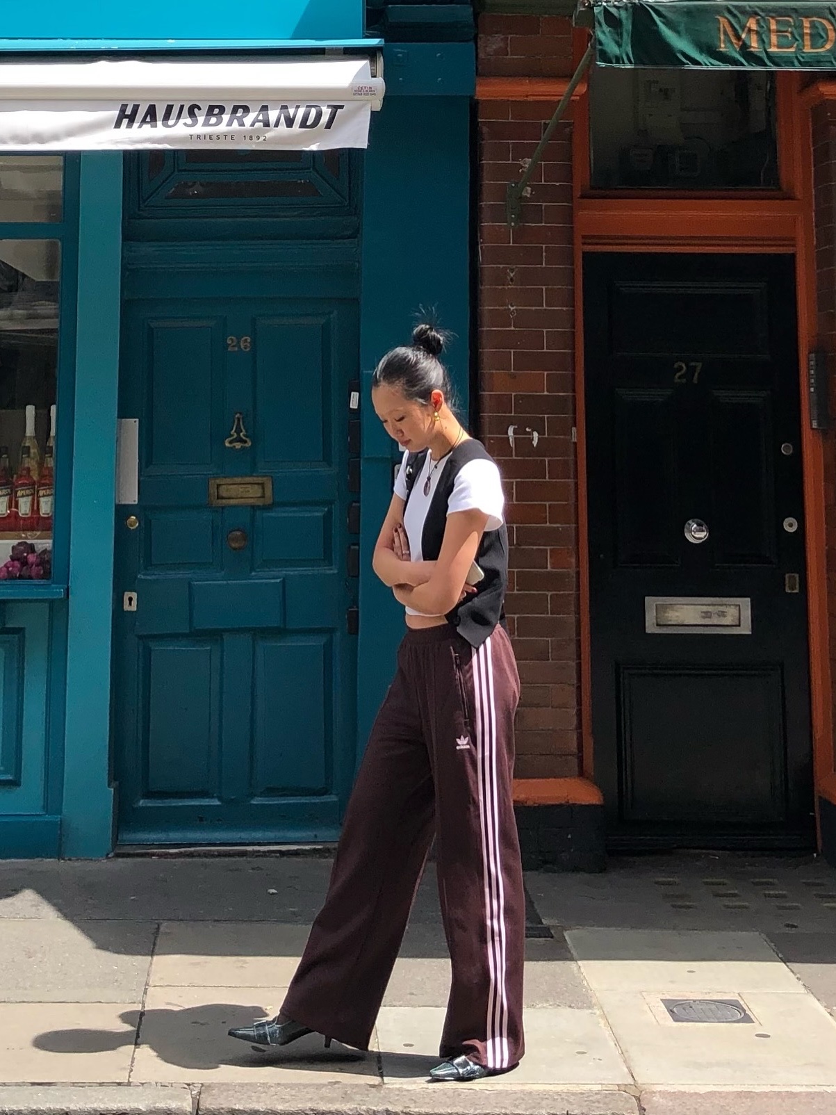 (W) Adidas Originals Beckenbauer Track Pants Shadow Brown - KR Sizing, (W) Adidas Originals Beckenbauer Track Pants Shadow Brown - US Sizing 착용 스타일 - 1