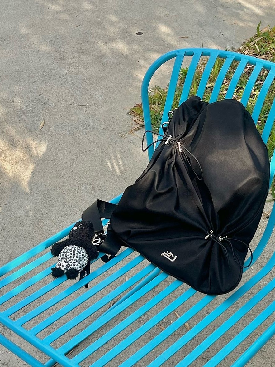 Yieyie Eden Bag Ink Black, Yieyie Eden Bag Glossy Black 착용 스타일