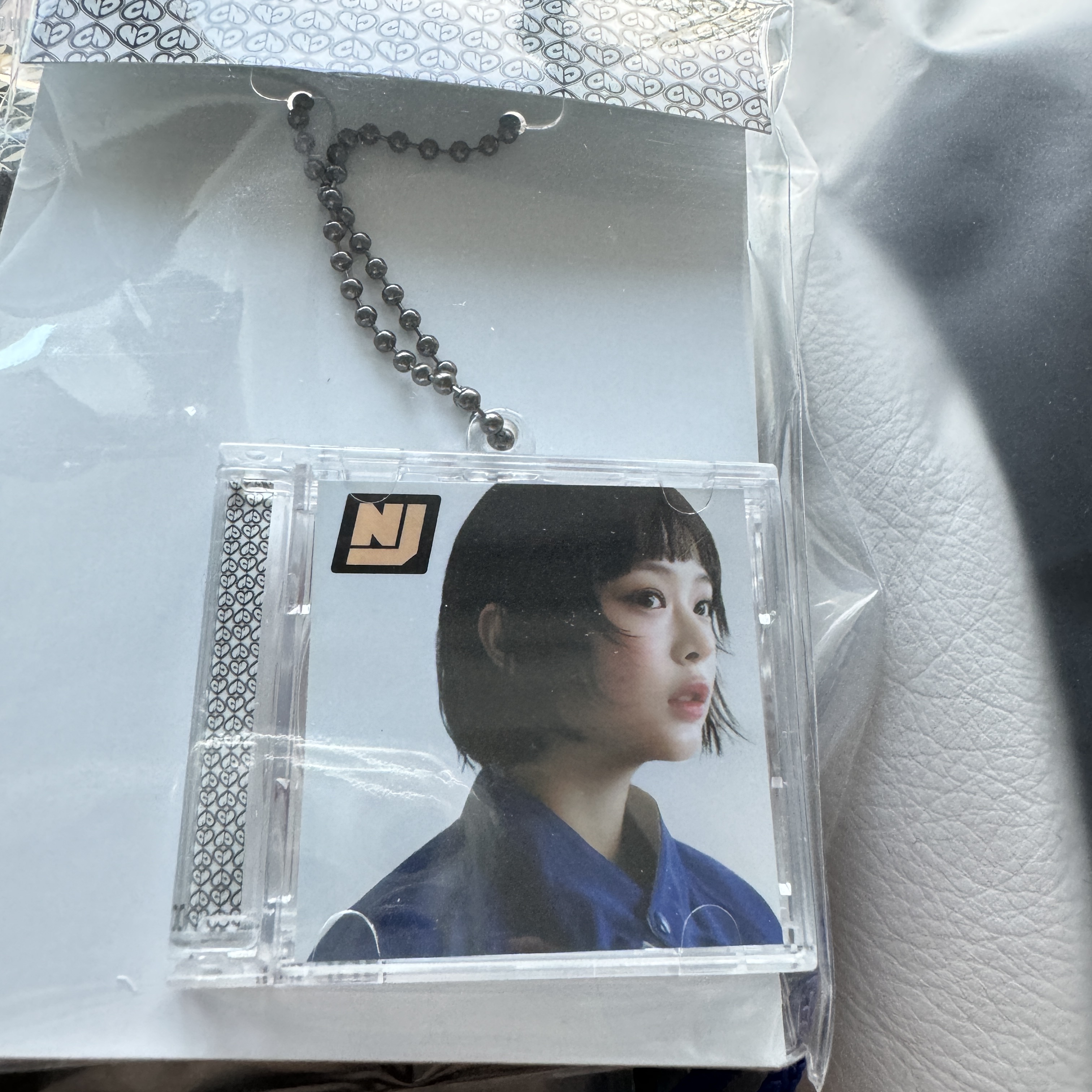 NewJeans How Sweet Mini CD Case Keyring Hanni 착용 스타일